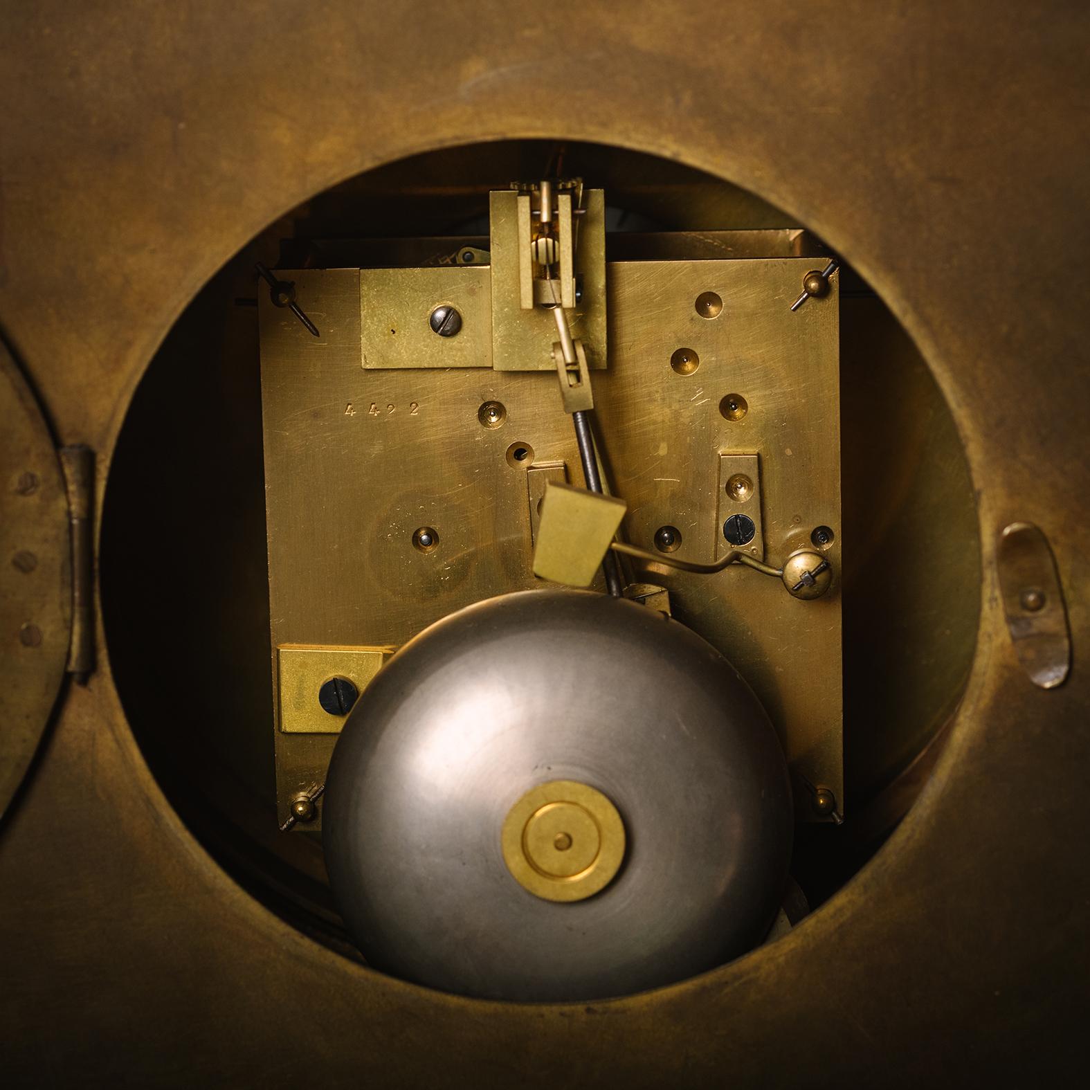 XIX secolo Orologio di cartello in stile Luigi XVI in bronzo dorato, di Beurdeley in vendita