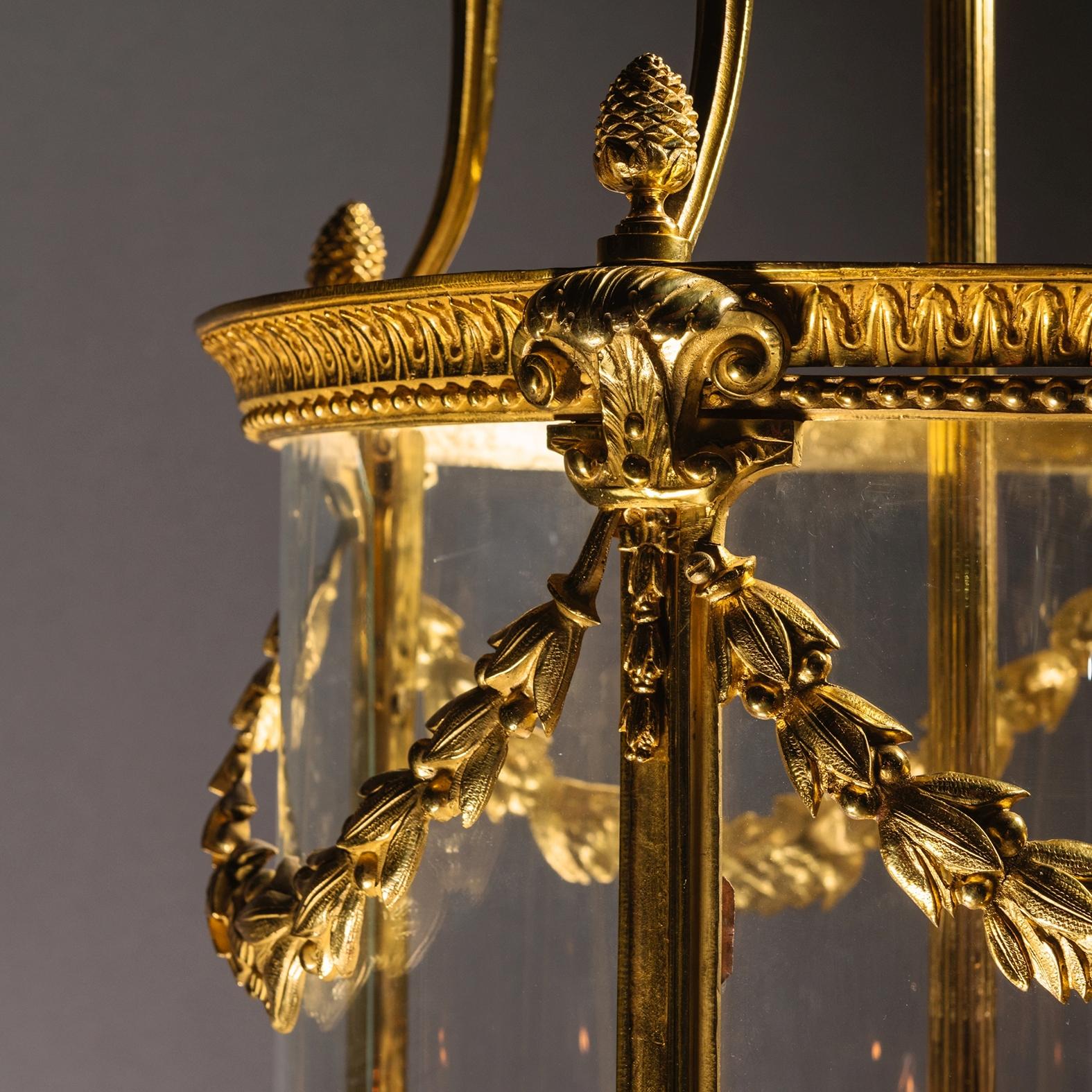 Francese Lanterna cilindrica a quattro luci in stile Luigi XVI, in bronzo dorato in vendita