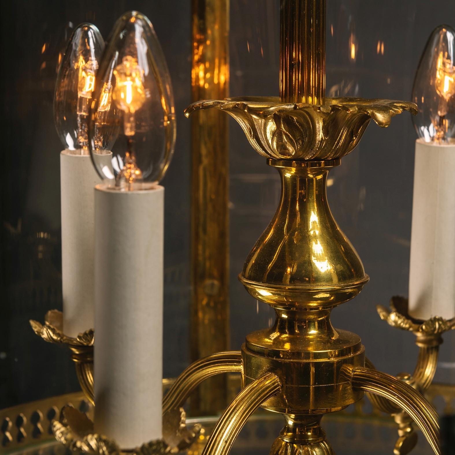 Dorato Lanterna cilindrica a quattro luci in stile Luigi XVI, in bronzo dorato in vendita