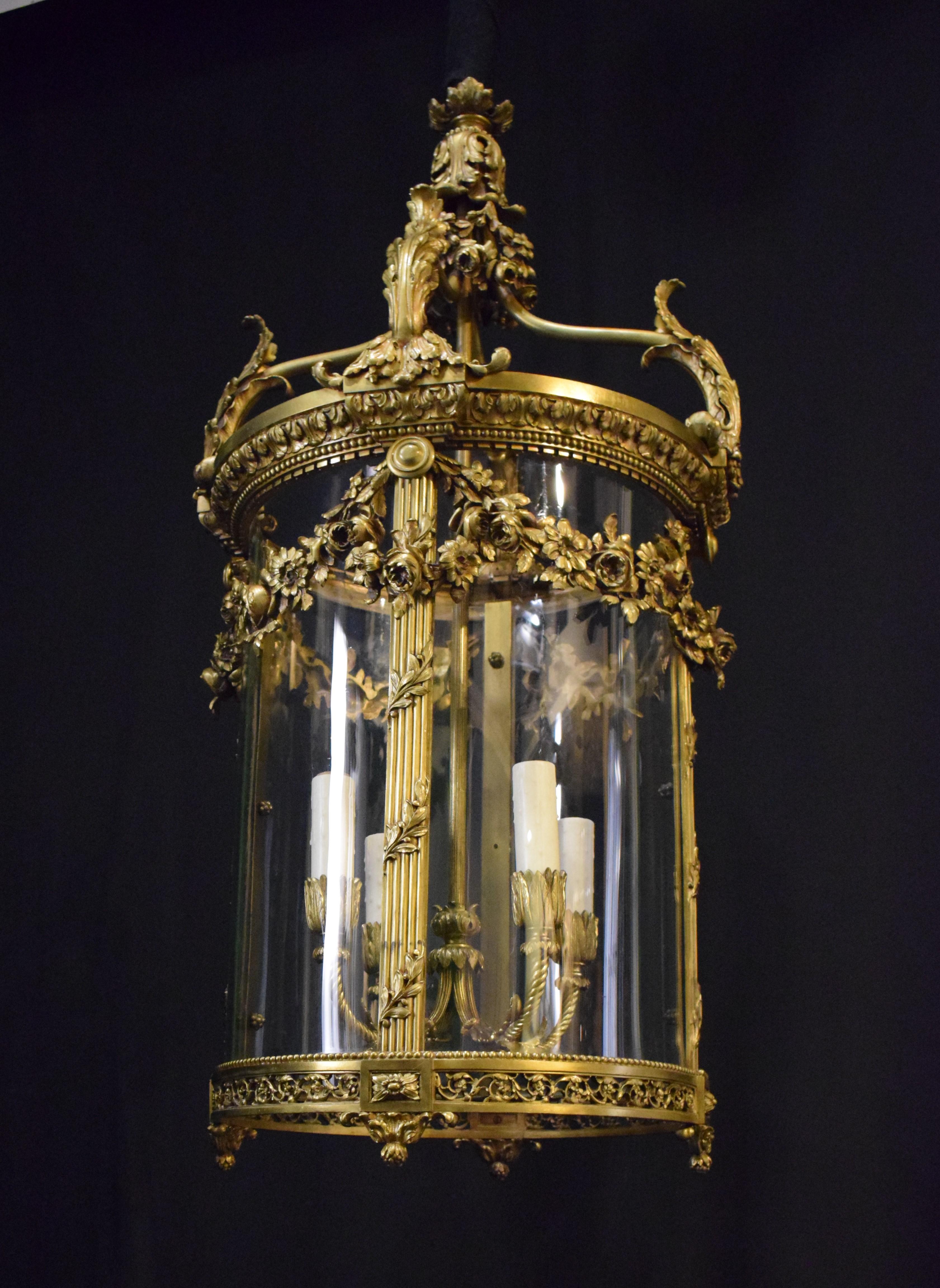 Eine prächtige Laterne aus vergoldeter Bronze im Louis-XVI-Stil, die reichlich mit Blumengirlanden verziert ist. Vier originale gebogene Glasscheiben. Exquisites Detail. 4 Lichter.
Frankreich, um 1900.
Abmessungen: Höhe 43