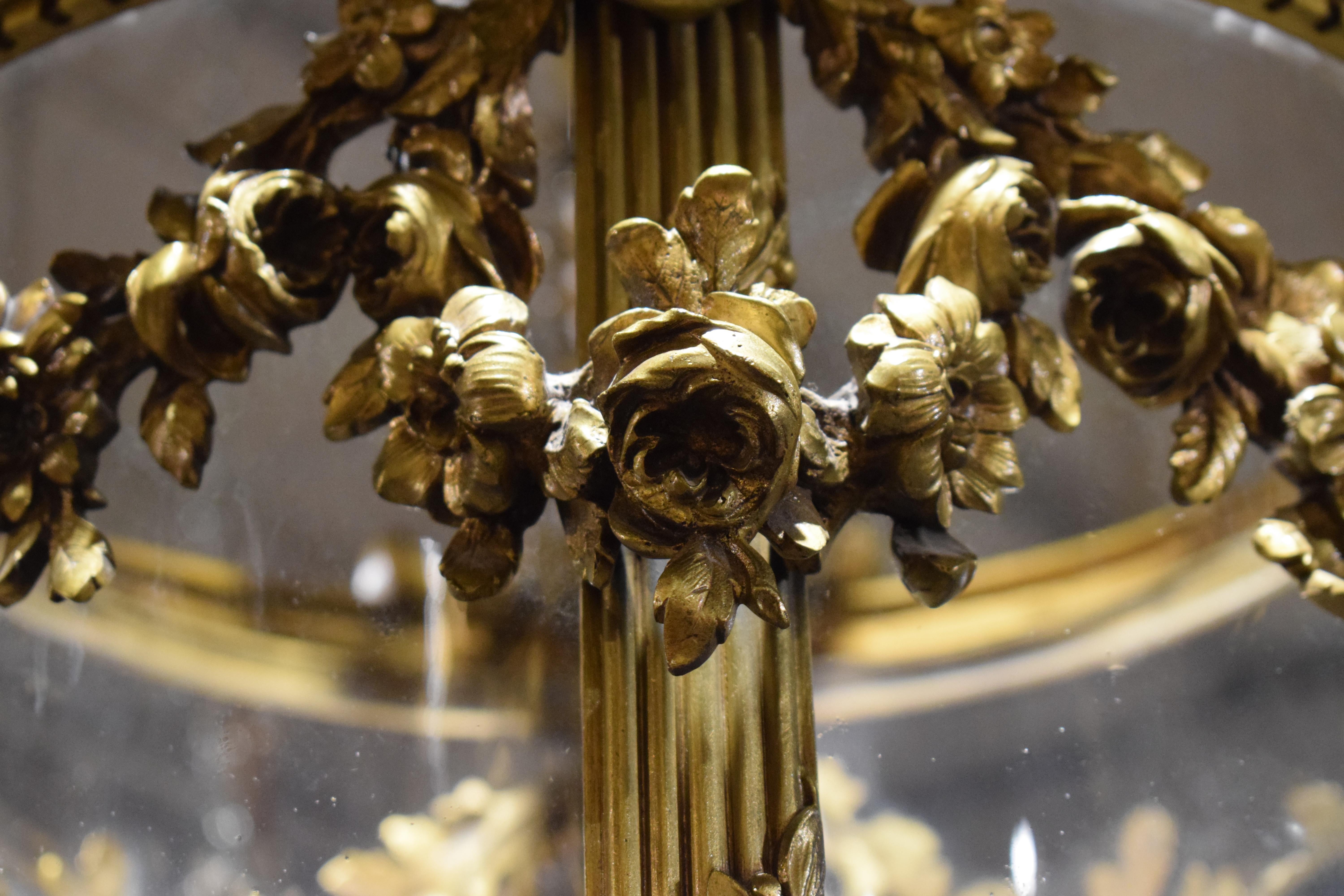 Zylindrische Laterne aus vergoldeter Bronze im Louis-XVI-Stil (Glas) im Angebot