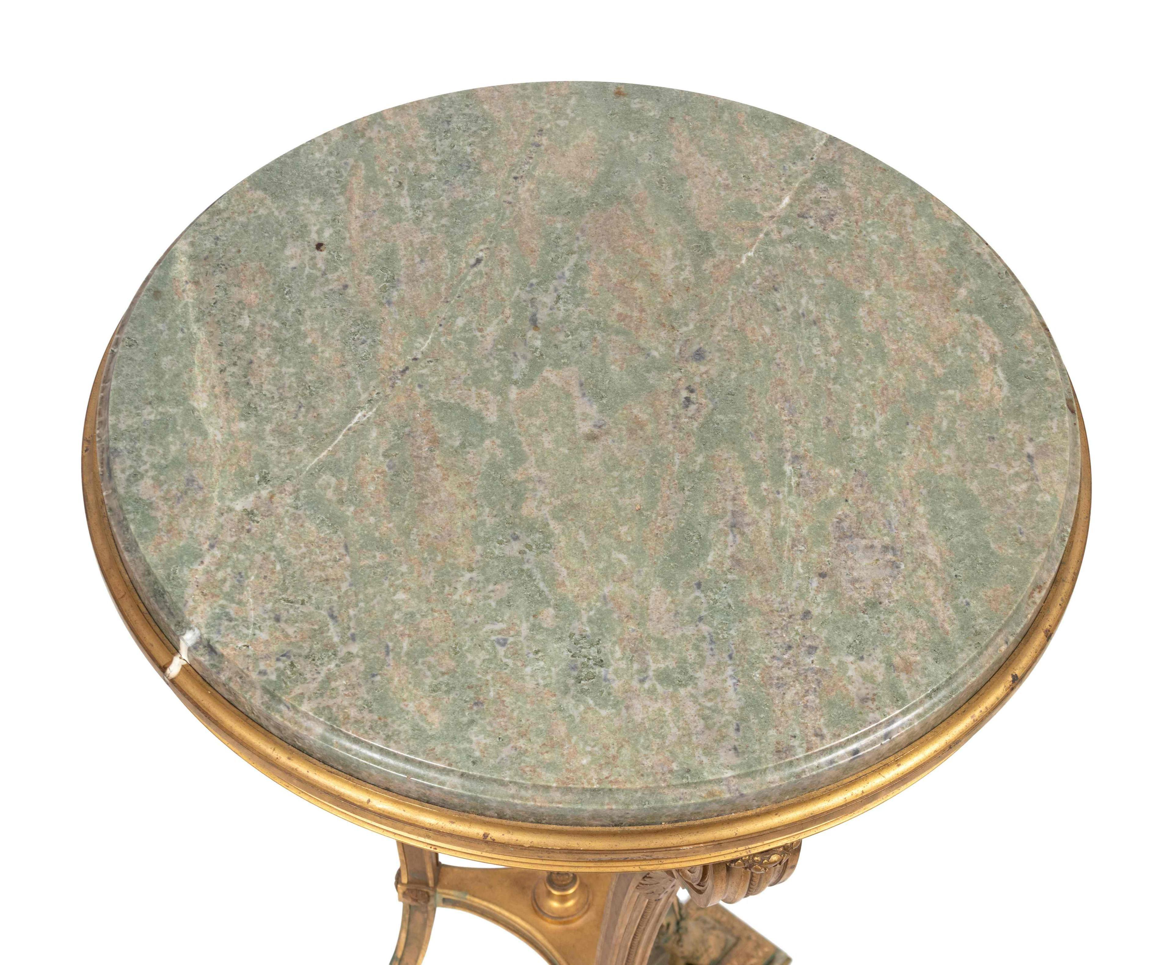 Ein prächtiges Guéridon aus vergoldeter Bronze und Marmor im Stil Ludwigs XVI. von Victor Raulin, Frankreich, um 1880.
Signatur auf hölzernem, rundem Träger unter der Marmorplatte.
Abmessungen: Höhe 32 1/2