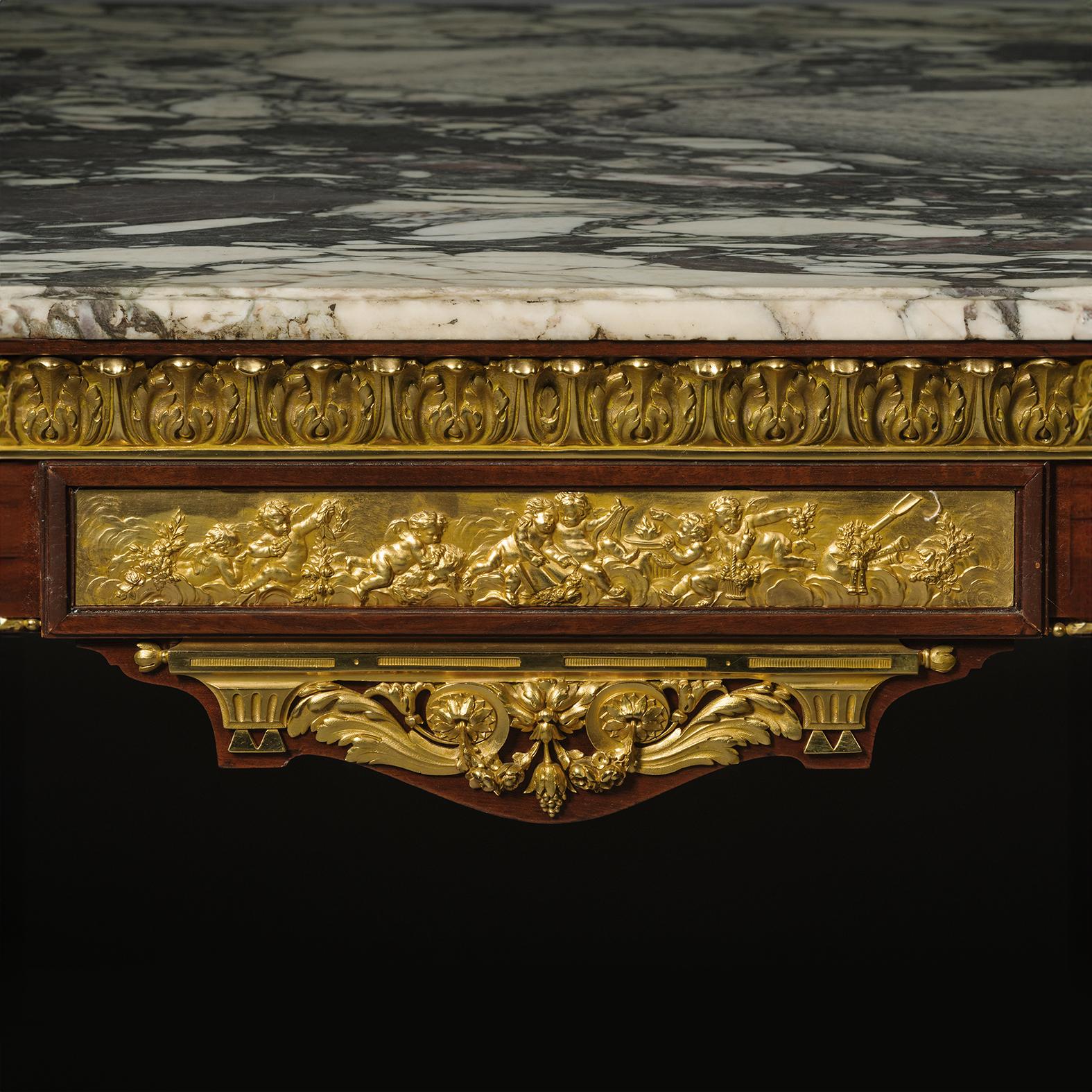 Table centrale de style Louis XVI montée en bronze doré Bon état - En vente à Brighton, West Sussex