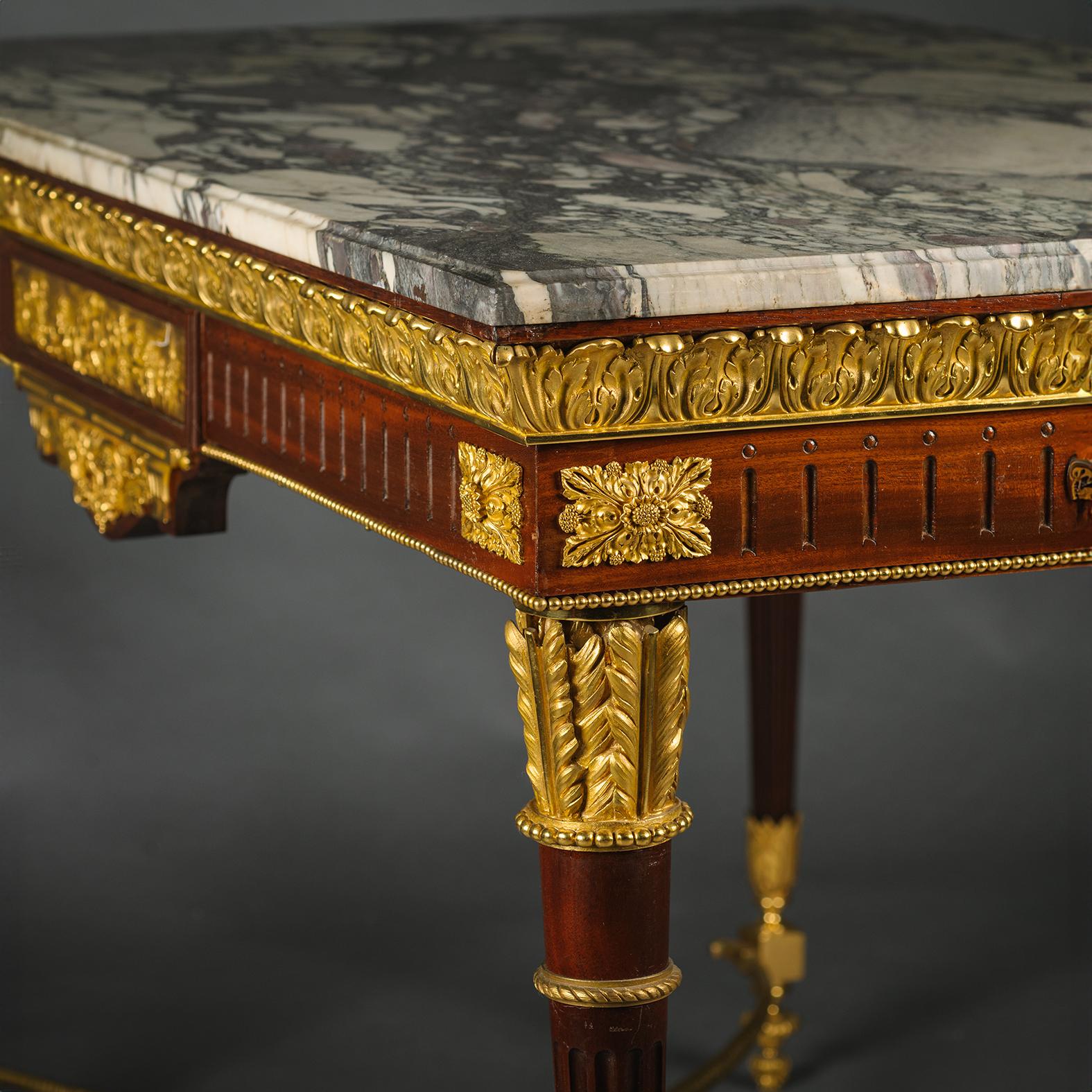 XIXe siècle Table centrale de style Louis XVI montée en bronze doré en vente