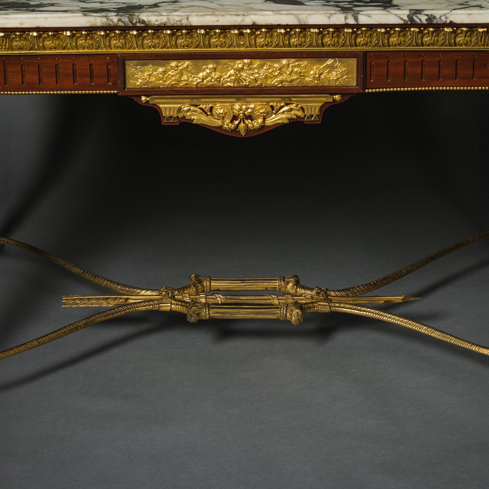 Bronze doré Table centrale de style Louis XVI montée en bronze doré en vente