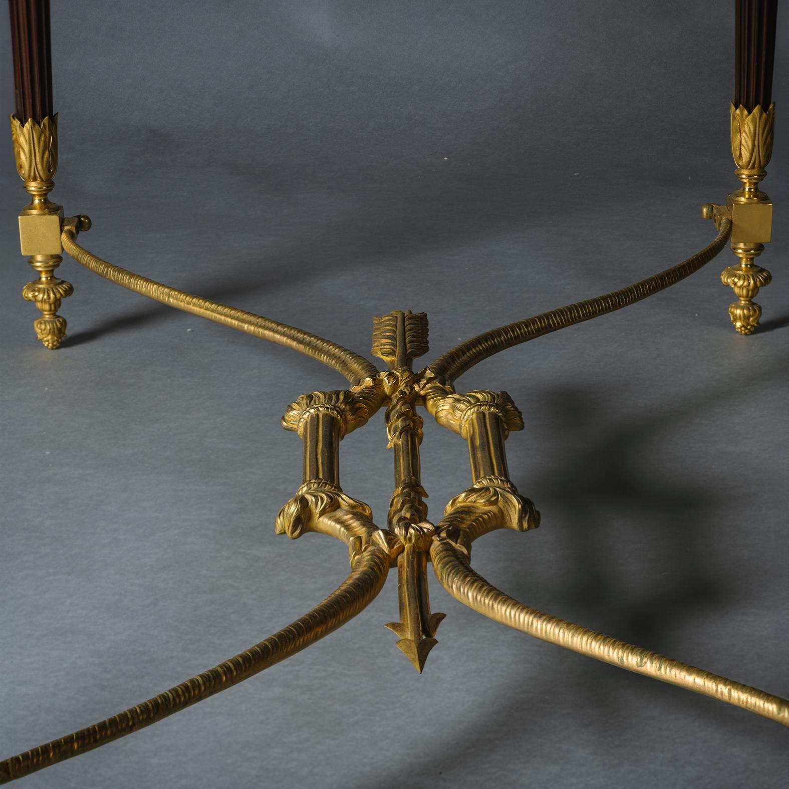 Table centrale de style Louis XVI montée en bronze doré en vente 1