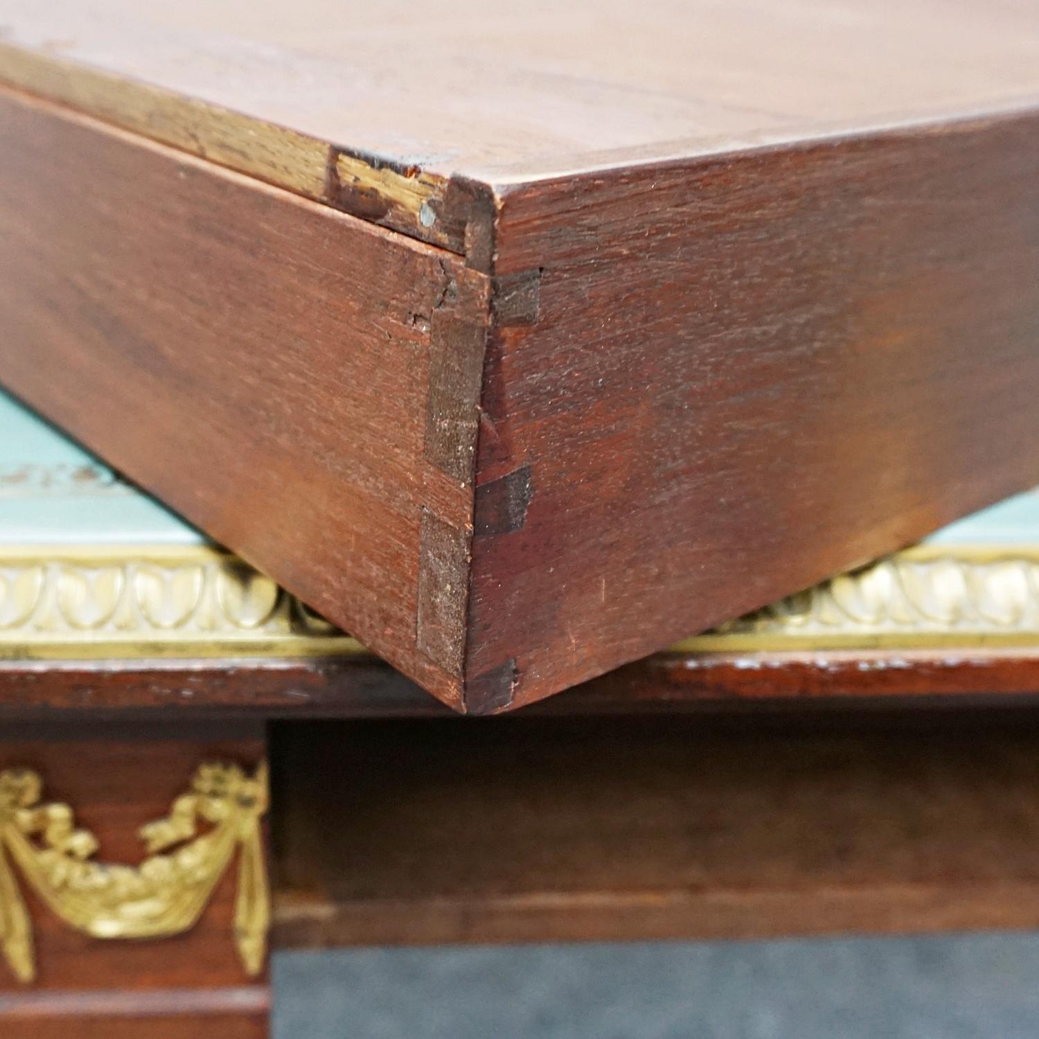 Table à écrire de style Louis XVI en bois de violette montée sur bronze doré par Francois Linke en vente 4