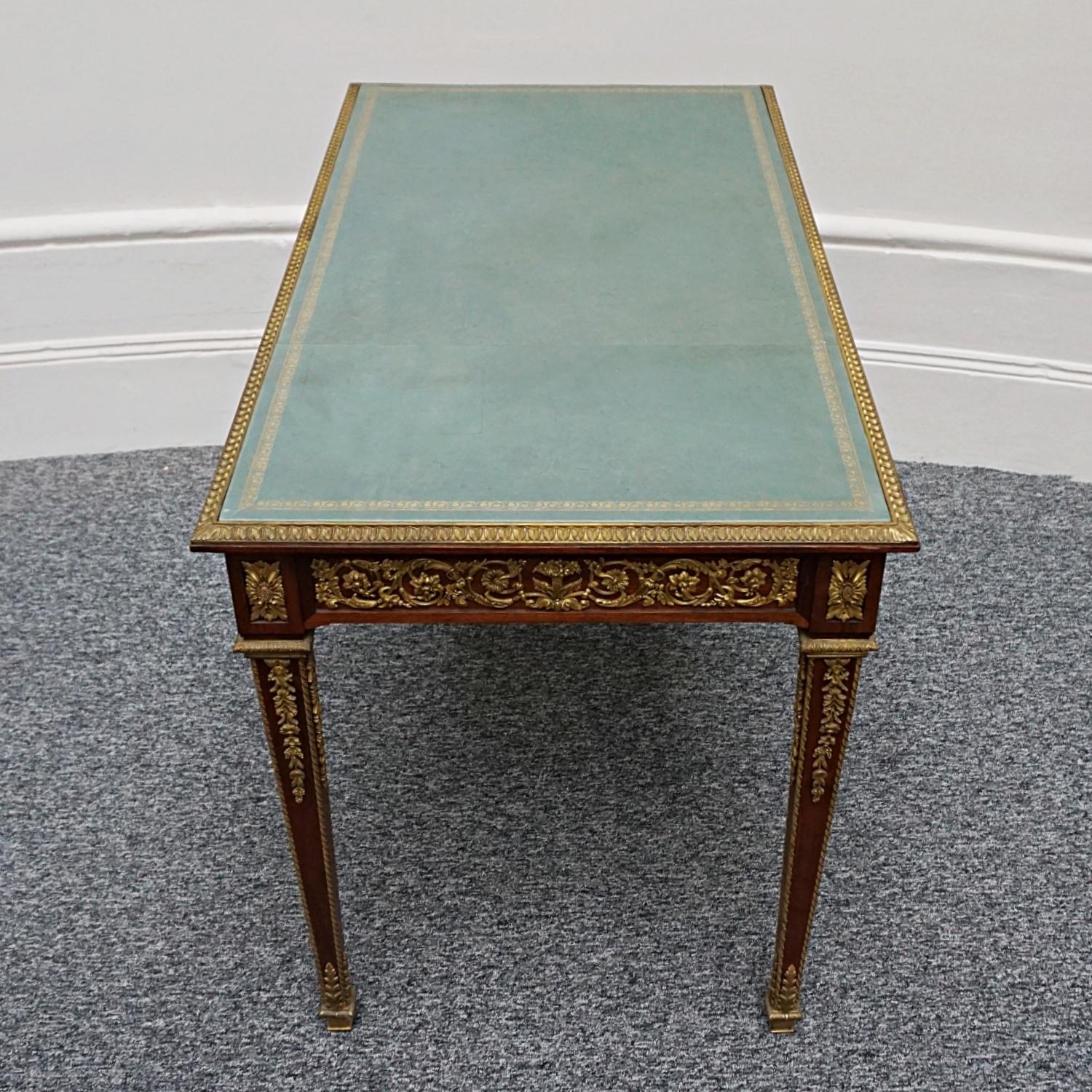 Table à écrire de style Louis XVI en bois de violette montée sur bronze doré par Francois Linke en vente 11