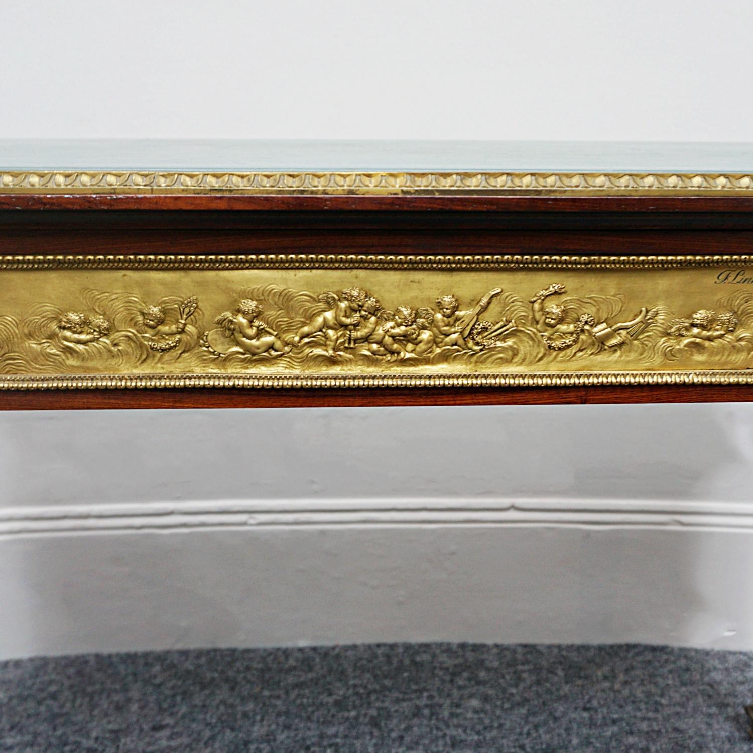 Français Table à écrire de style Louis XVI en bois de violette montée sur bronze doré par Francois Linke en vente