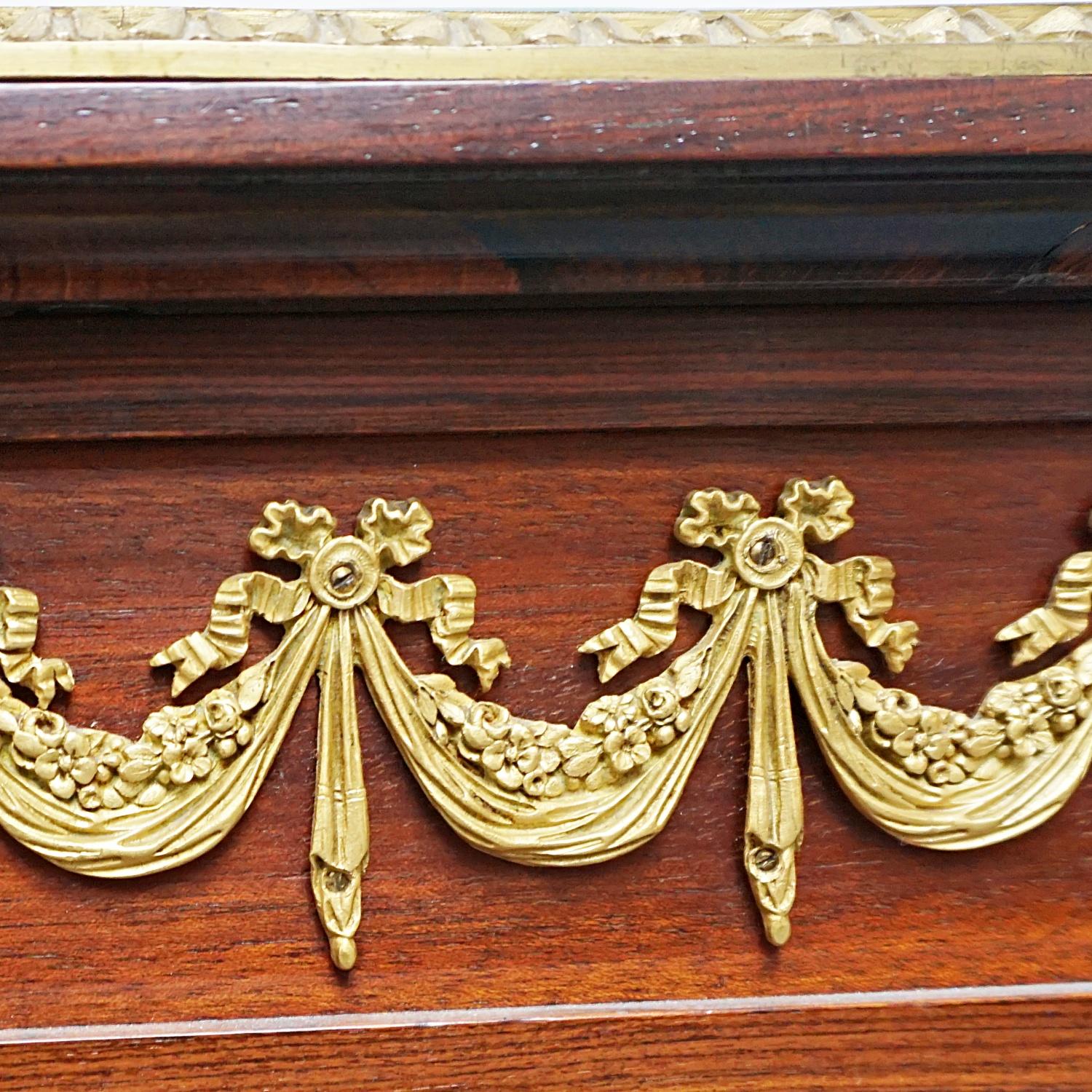 Début du 20ème siècle Table à écrire de style Louis XVI en bois de violette montée sur bronze doré par Francois Linke en vente
