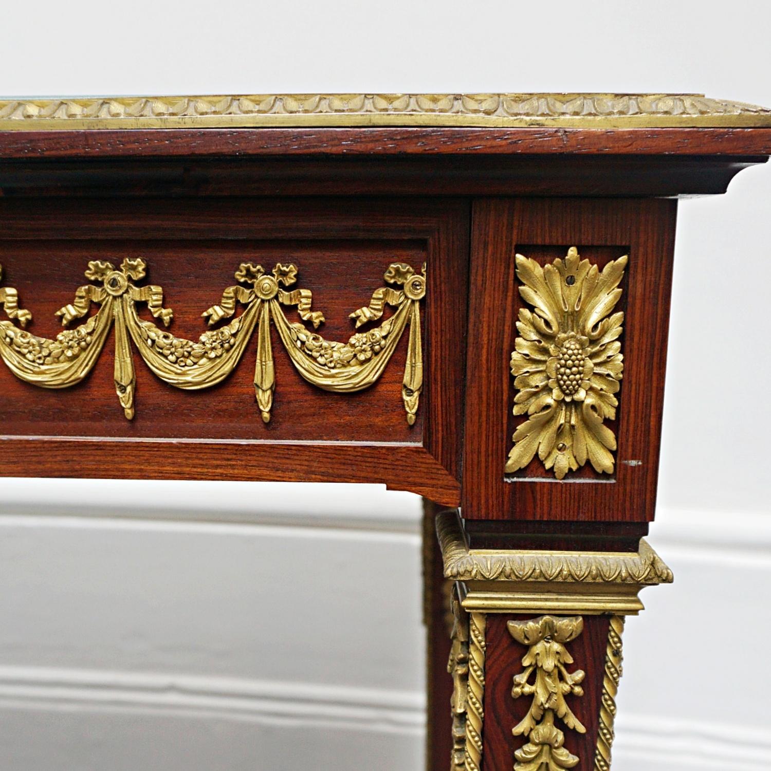 Bronze Table à écrire de style Louis XVI en bois de violette montée sur bronze doré par Francois Linke en vente
