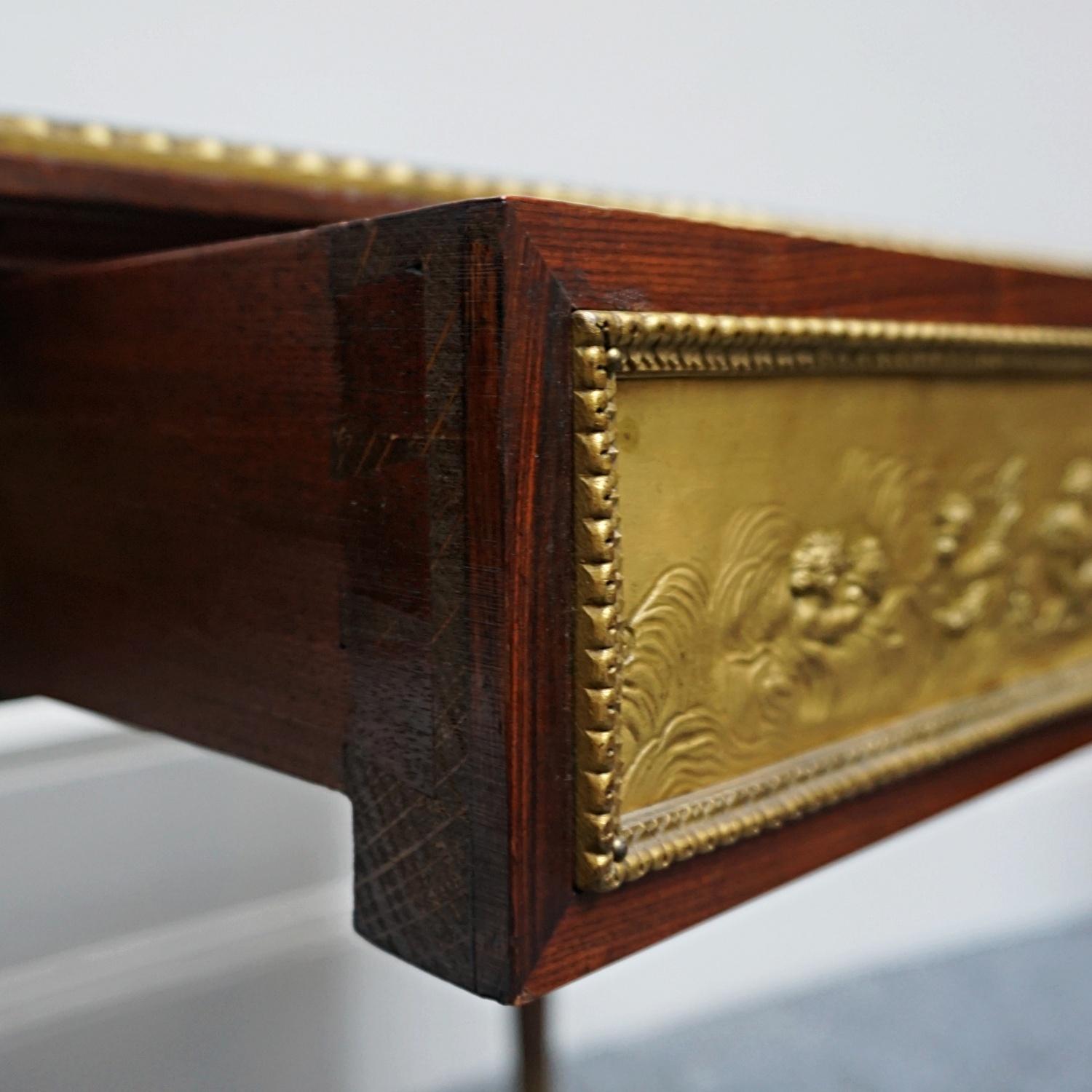 Table à écrire de style Louis XVI en bois de violette montée sur bronze doré par Francois Linke en vente 2