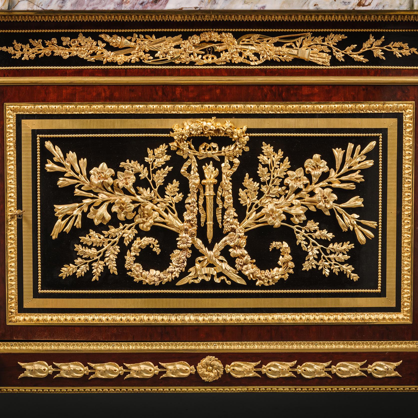 Français Commode à l'Anglaise de style Louis XVI en acajou et ébénisterie, montée en bronze doré en vente