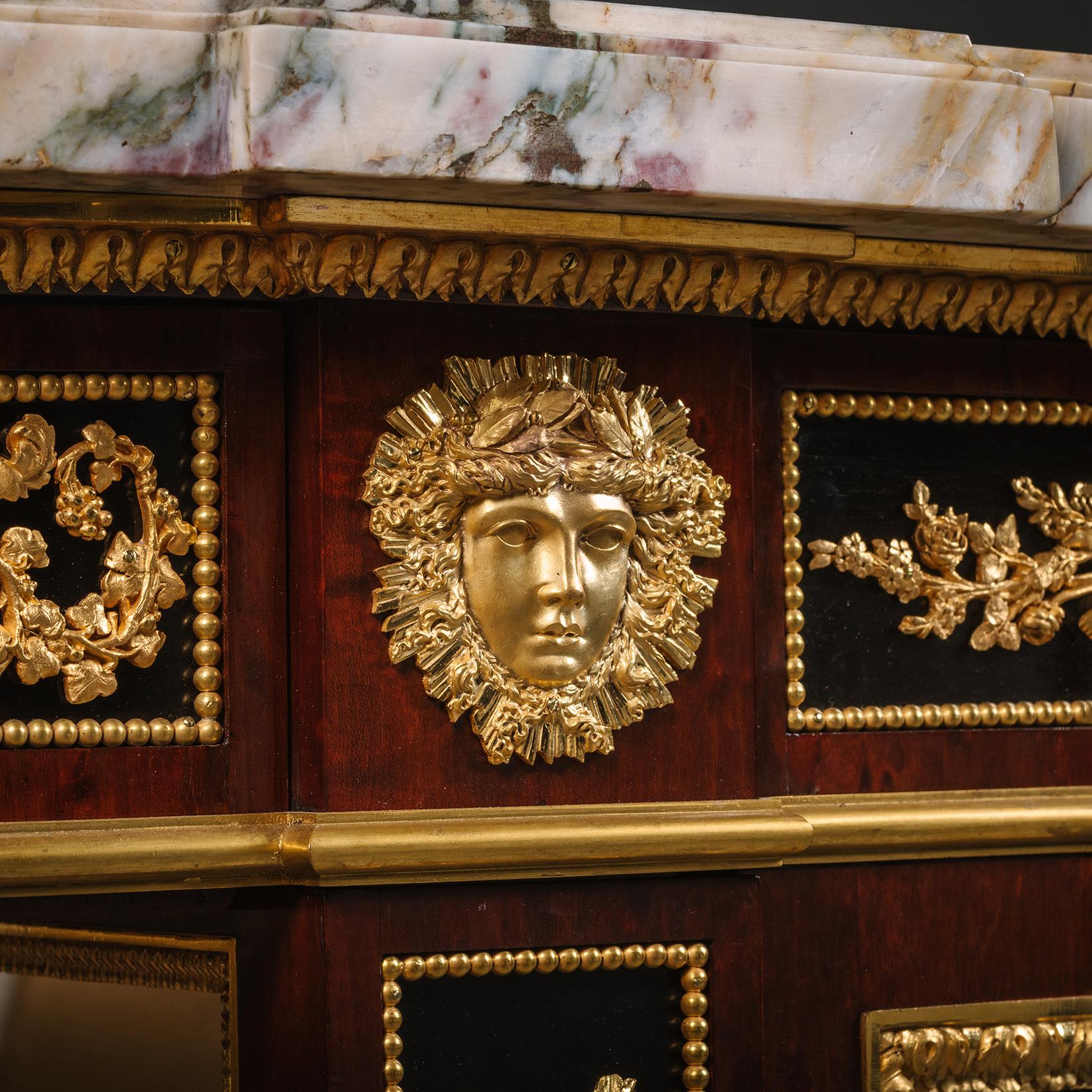 Vergoldete Bronzemöbel aus Mahagoni und Ebenholz im Stil Ludwigs XVI. (Französisch) im Angebot