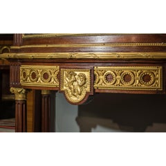 Vitrine de style Louis XVI en acajou monté sur bronze doré