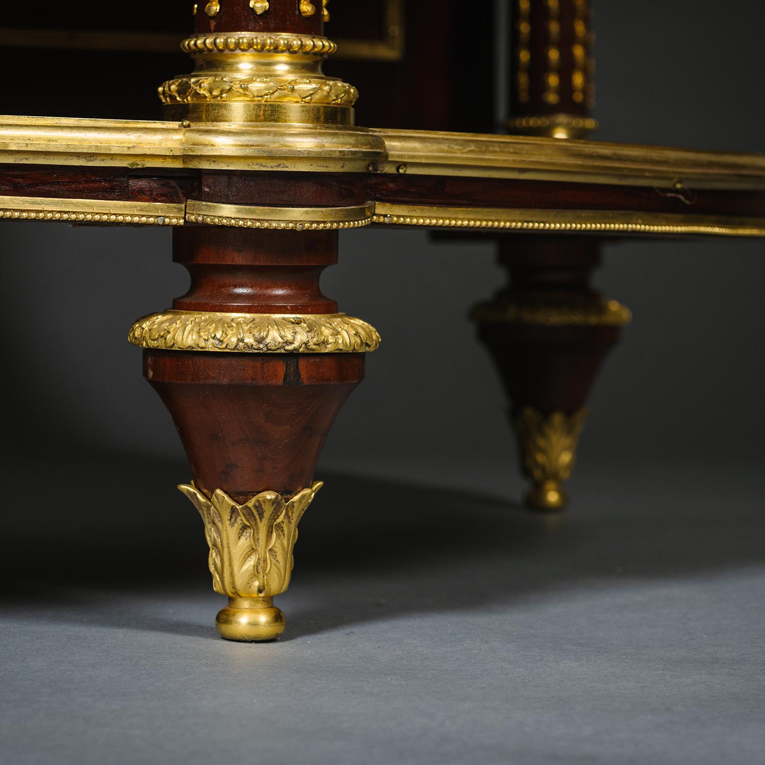 Eine vergoldete Bronzekonsole im Louis XVI-Stil mit drei Etagen, die als Dessert dient (Französisch) im Angebot