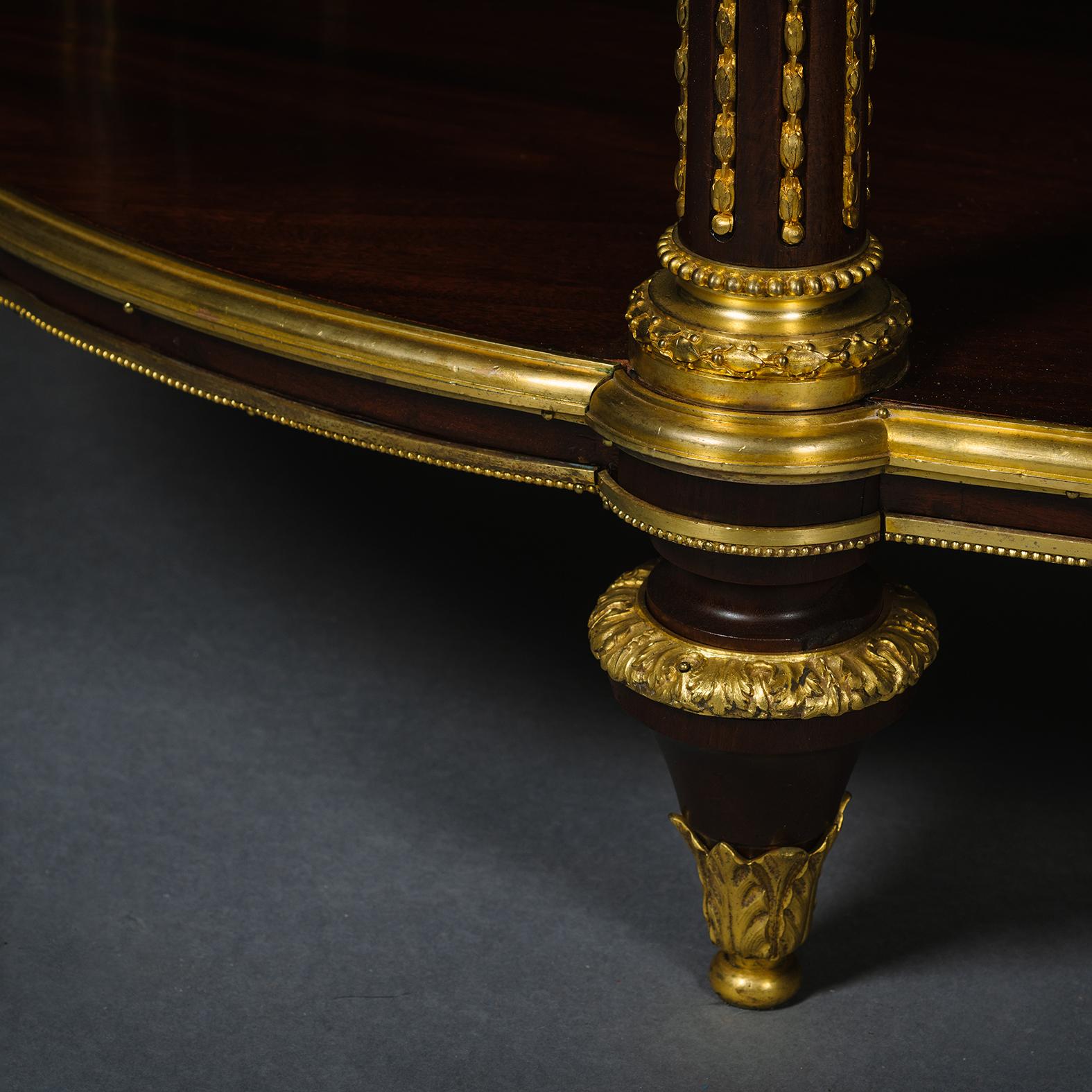 XIXe siècle Console Desserte à trois niveaux de style Louis XVI montée en bronze doré en vente