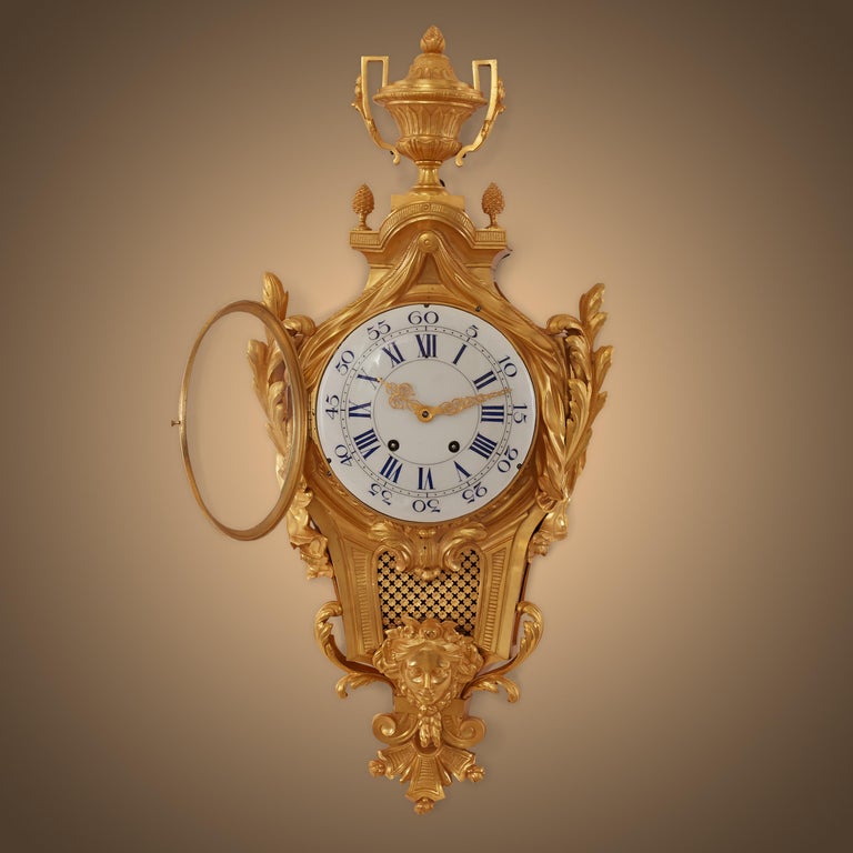 This is a delicately gilded watch. Designed in the Louis XVI style, it is a very similar barometer. Originating from France in the 18th century, this watch gives the viewer an extremely retro and antique feel.
The overall look of the watch gives us