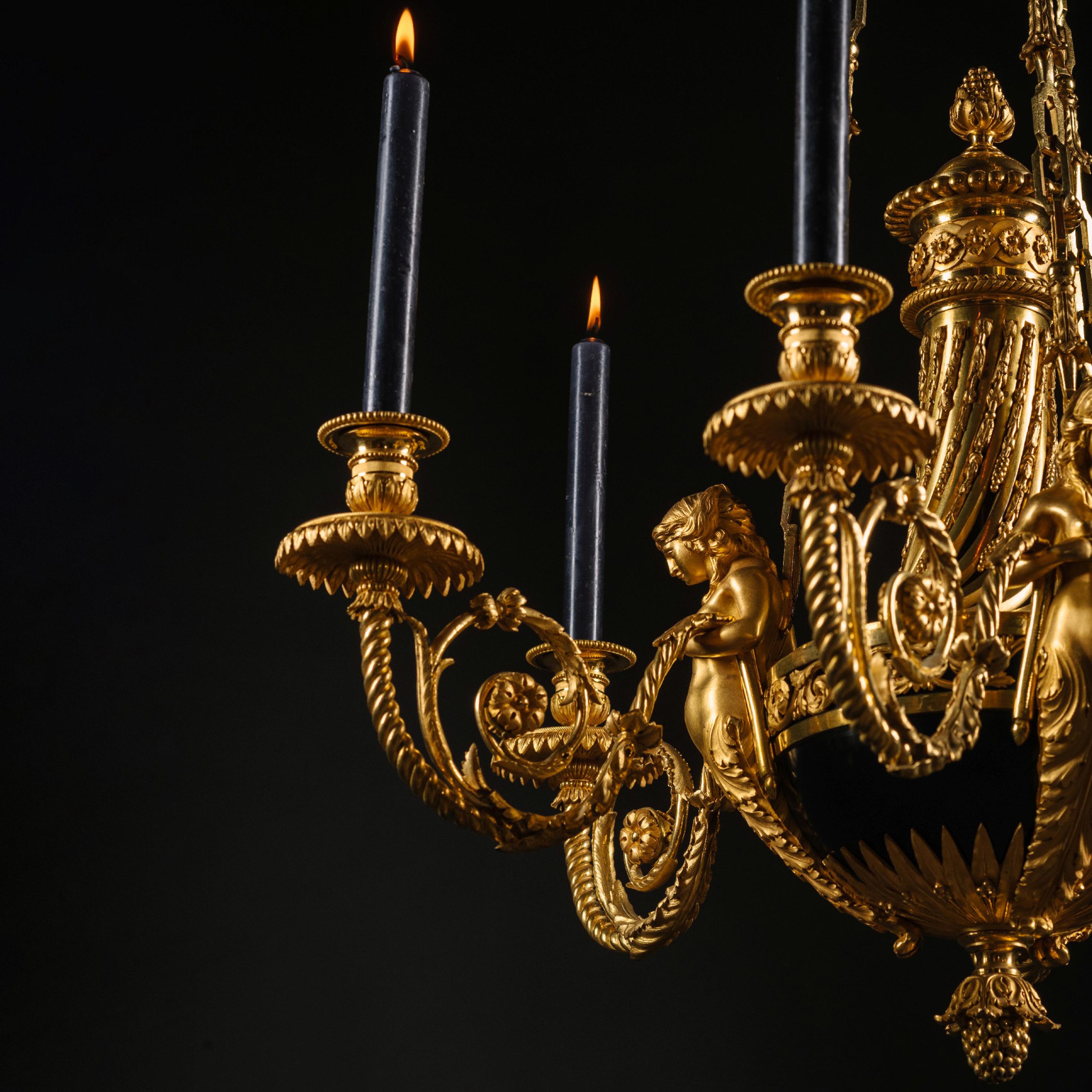 Lustre à six lumières de style Louis XVI en bronze doré «aux Termes » en vente 3