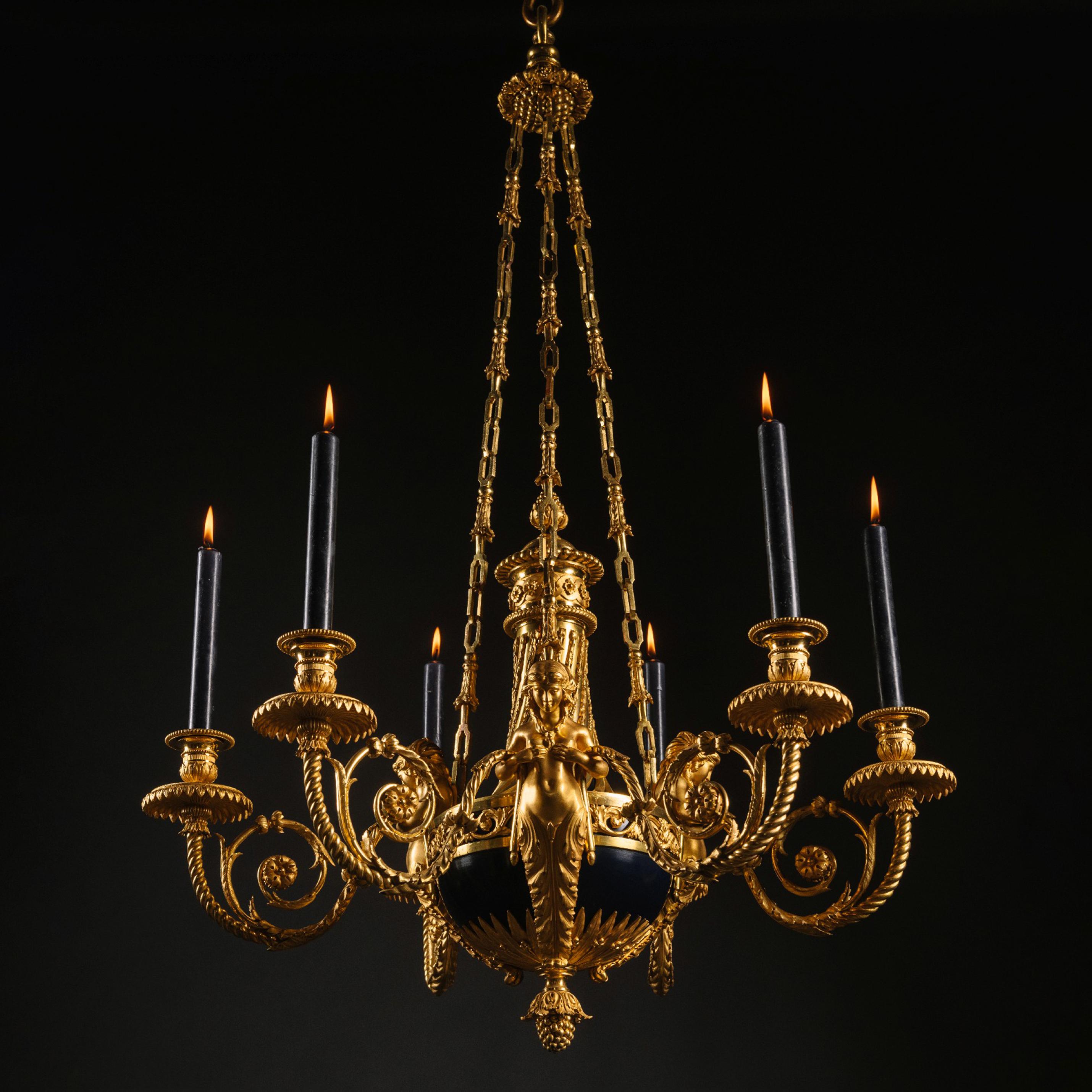 Vergoldeter Bronze-Kronleuchter 'aux Termes' im Stil Louis XVI
Emmanuel-Alfred (dit Alfred II) Beurdeley, Paris, zugeschrieben.

Modelliert mit drei Karyatidenfiguren, die spiralförmige Zweige halten, aus denen Kerzentüllen herausragen. Das Ganze