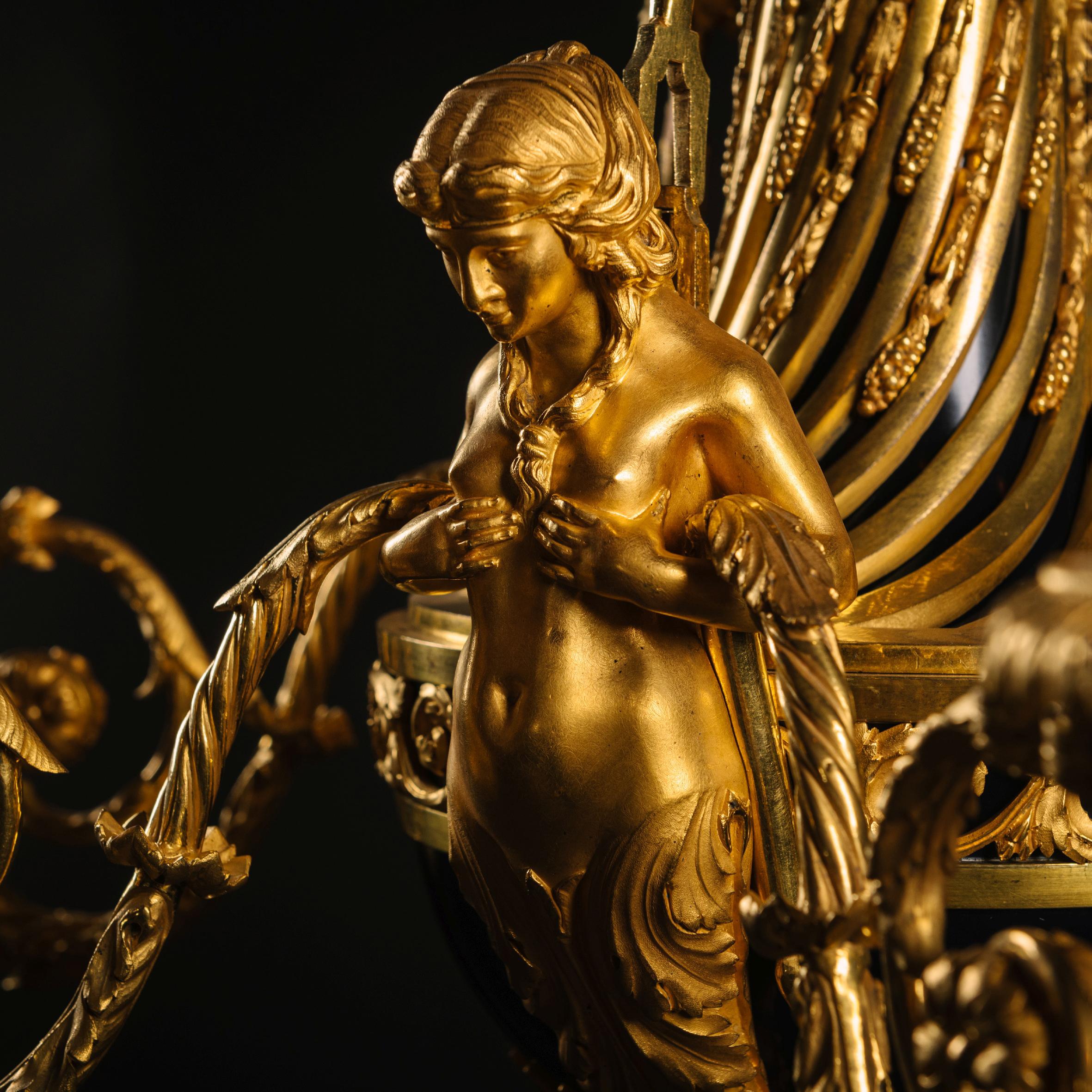 Français Lustre à six lumières de style Louis XVI en bronze doré «aux Termes » en vente