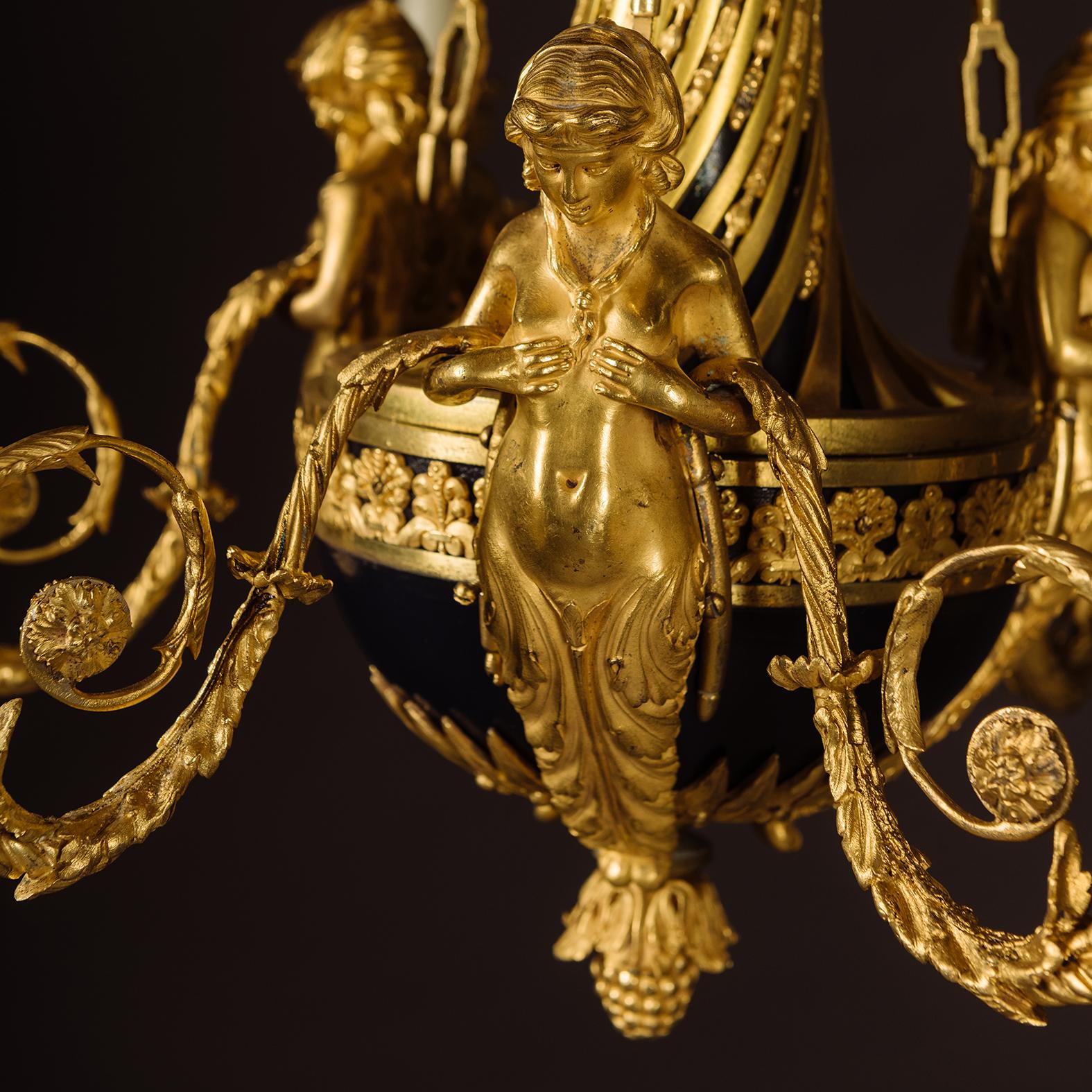 Francese Lampadario a sei luci 'Aux Termes' in stile Luigi XVI in bronzo dorato. in vendita