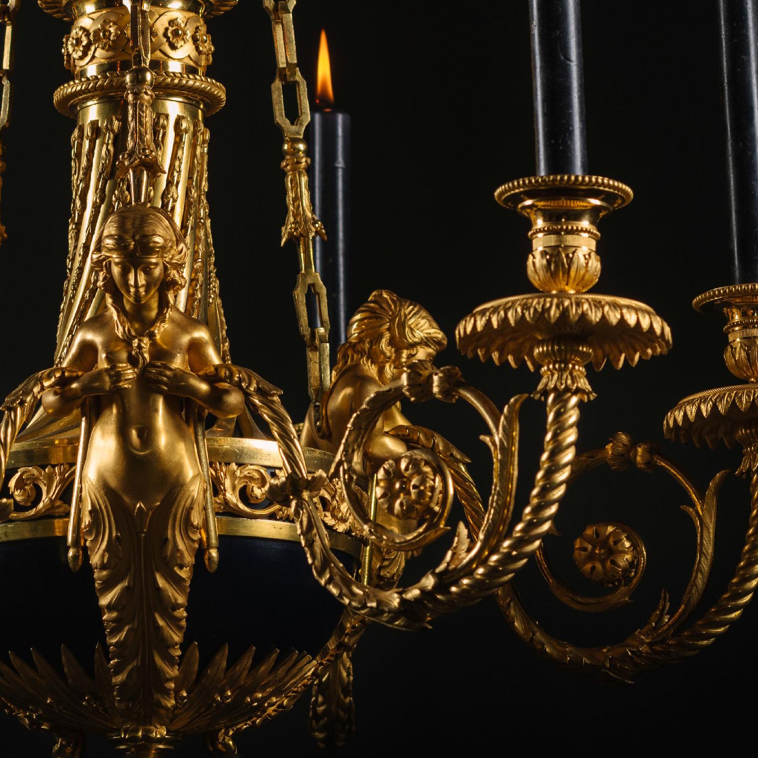 Sechs-Licht-Kronleuchter aus vergoldeter Bronze im Louis-XVI.-Stil ''aux Termes'' (Französisch) im Angebot