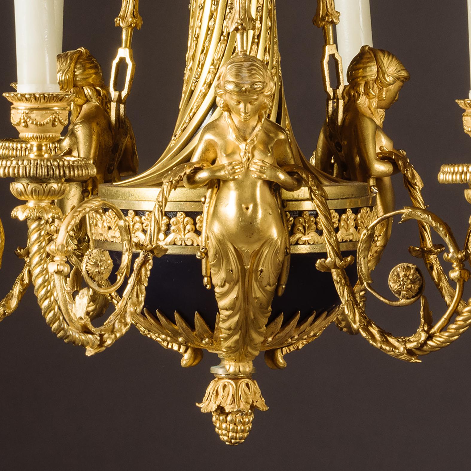 Smaltato Lampadario a sei luci 'Aux Termes' in stile Luigi XVI in bronzo dorato. in vendita