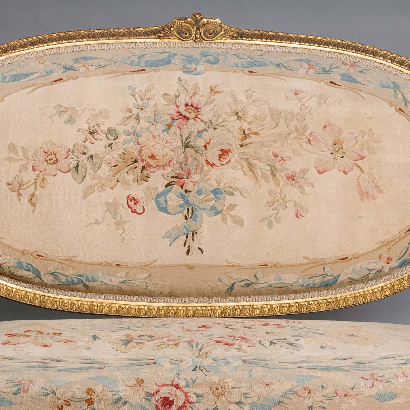 Français Suite de salon de cinq pièces de style Louis XVI en bois doré et tapisserie d'Aubusson en vente