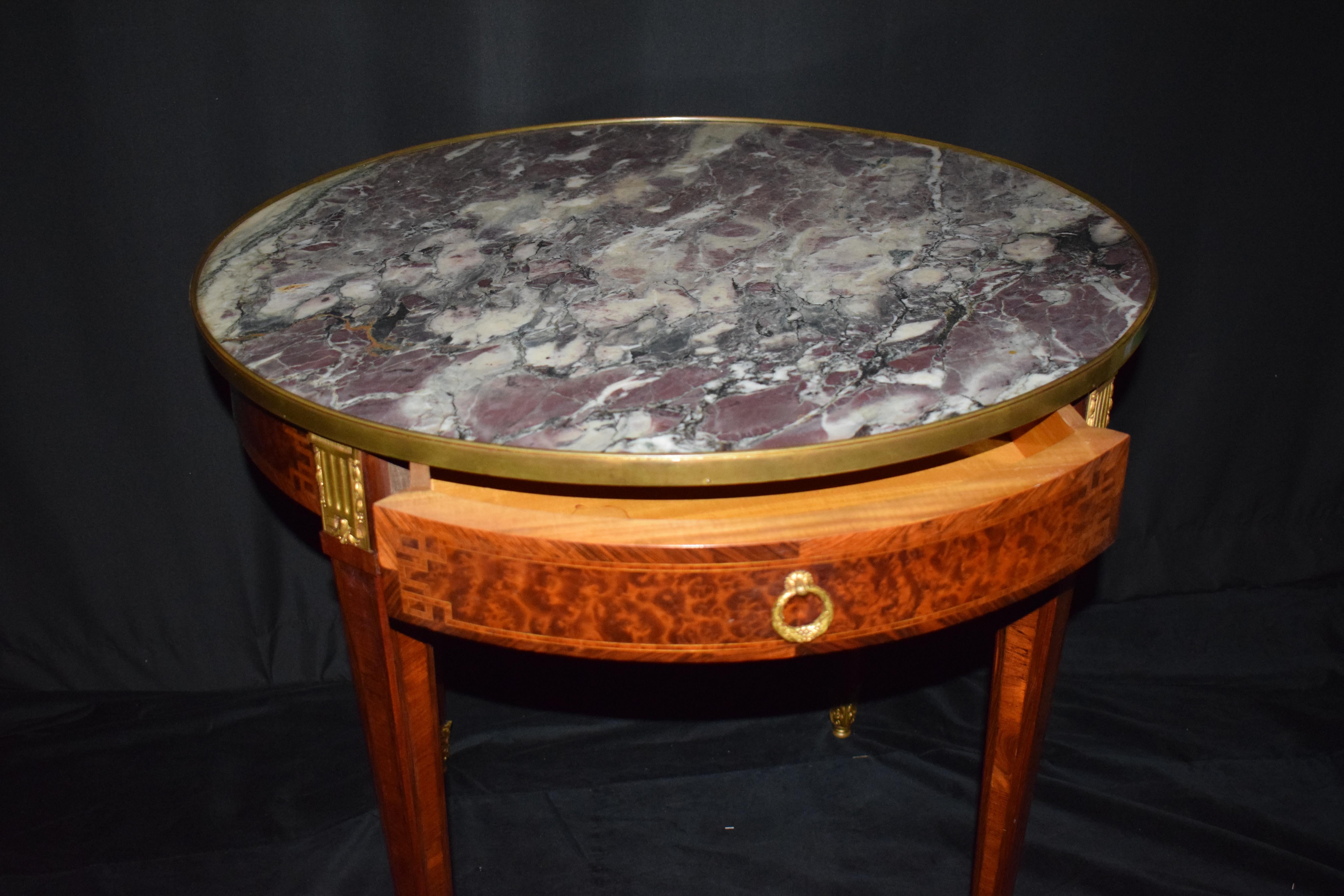 Bouillotte-Tisch mit Intarsien und Marmorplatte im Stil Louis XVI im Zustand „Gut“ im Angebot in Atlanta, GA