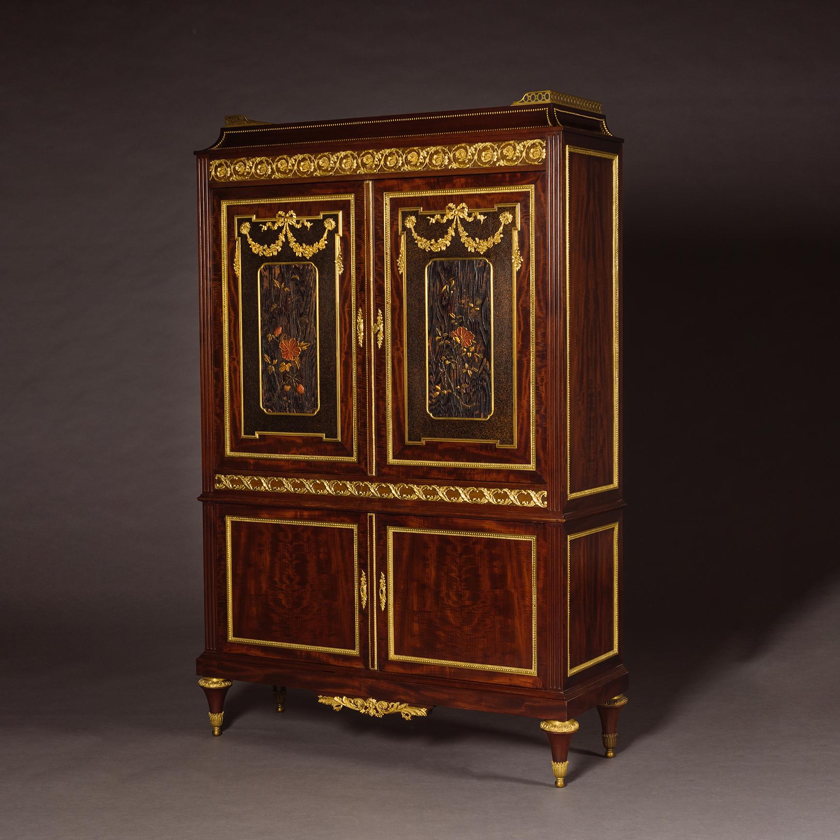 Un mobile in mogano montato in stile Louis XVI in bronzo dorato e lacca di Paul Sormani. 

Firmato sulla piastra di chiusura 'P. Sormani', 10 rue Charlot à Paris'.

Il piano rettangolare con galleria a tre quarti sopra un frontone a cavetto e un