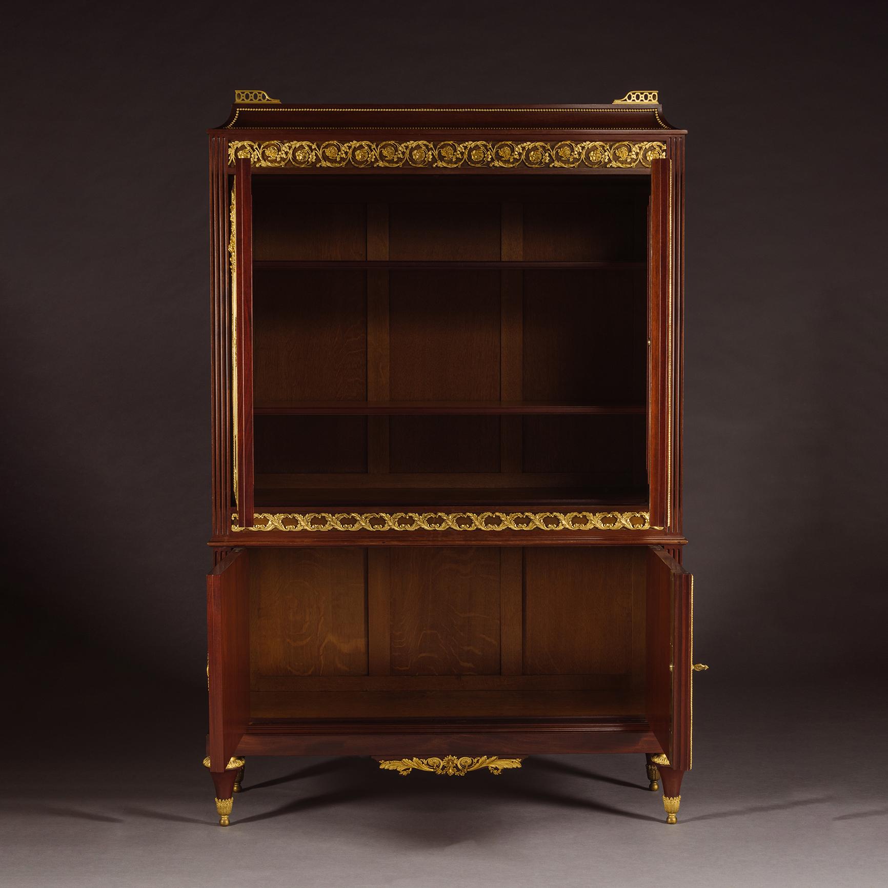 Francese Armadio in mogano laccato in stile Louis XVI di Paul Sormani in vendita