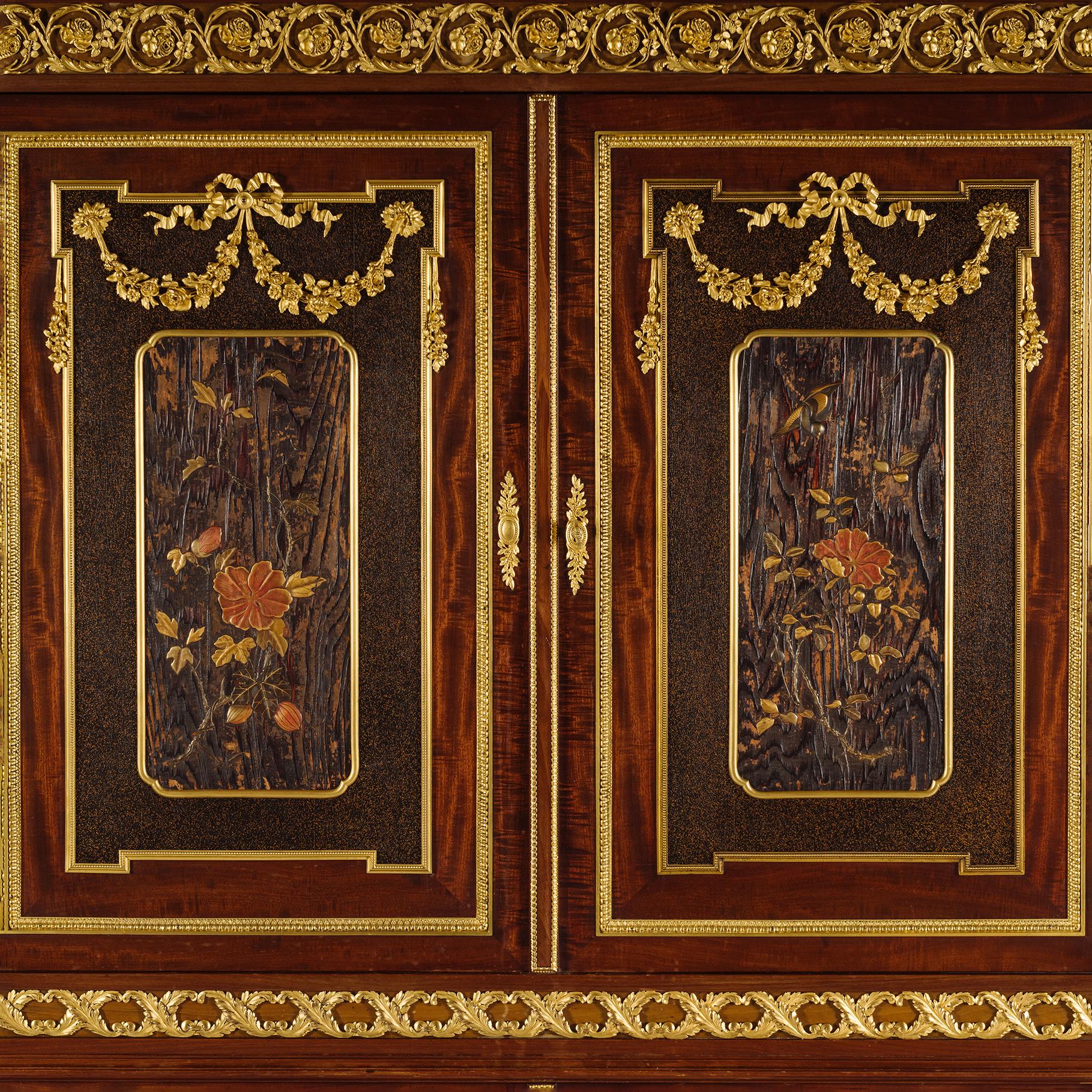 Dorato Armadio in mogano laccato in stile Louis XVI di Paul Sormani in vendita