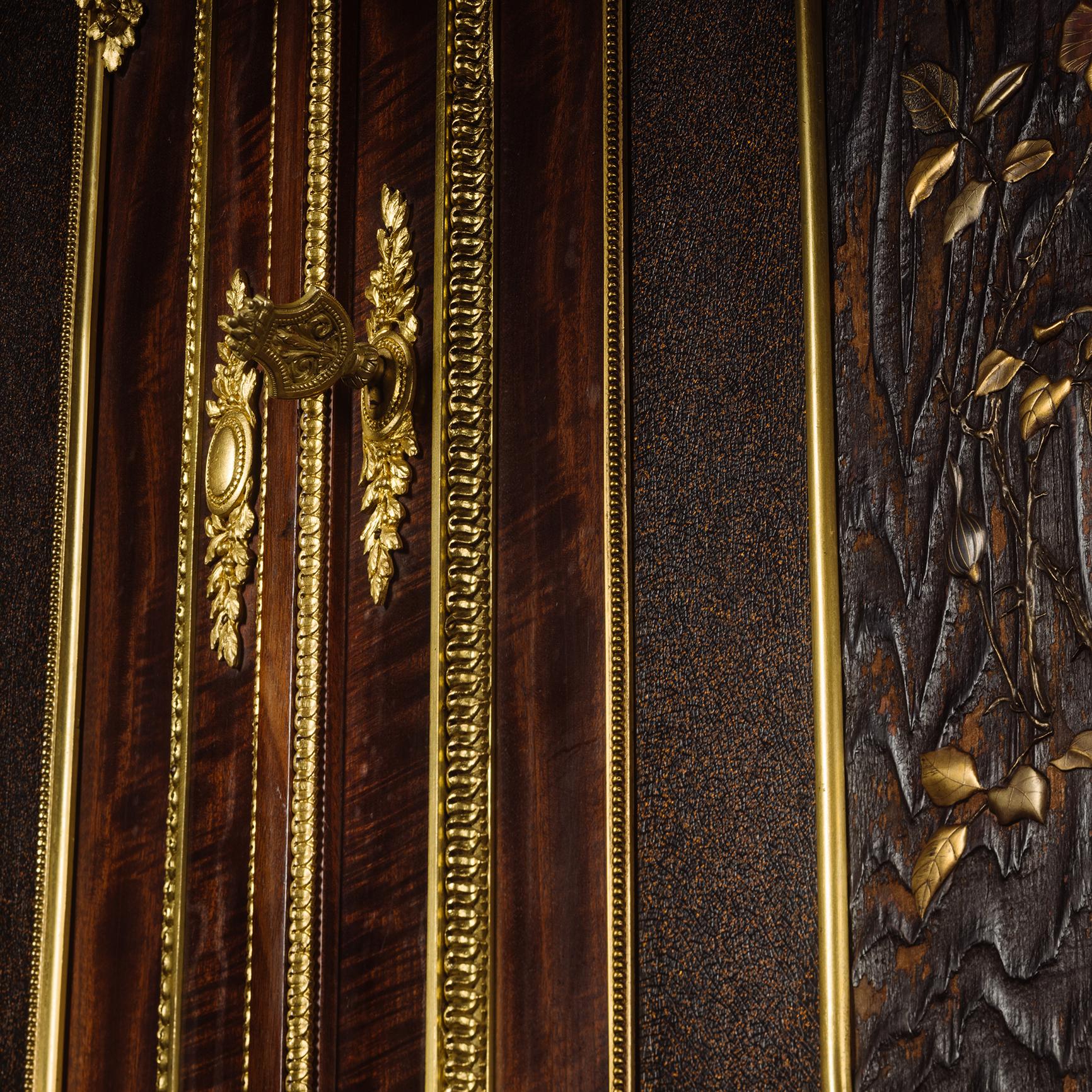 XIX secolo Armadio in mogano laccato in stile Louis XVI di Paul Sormani in vendita
