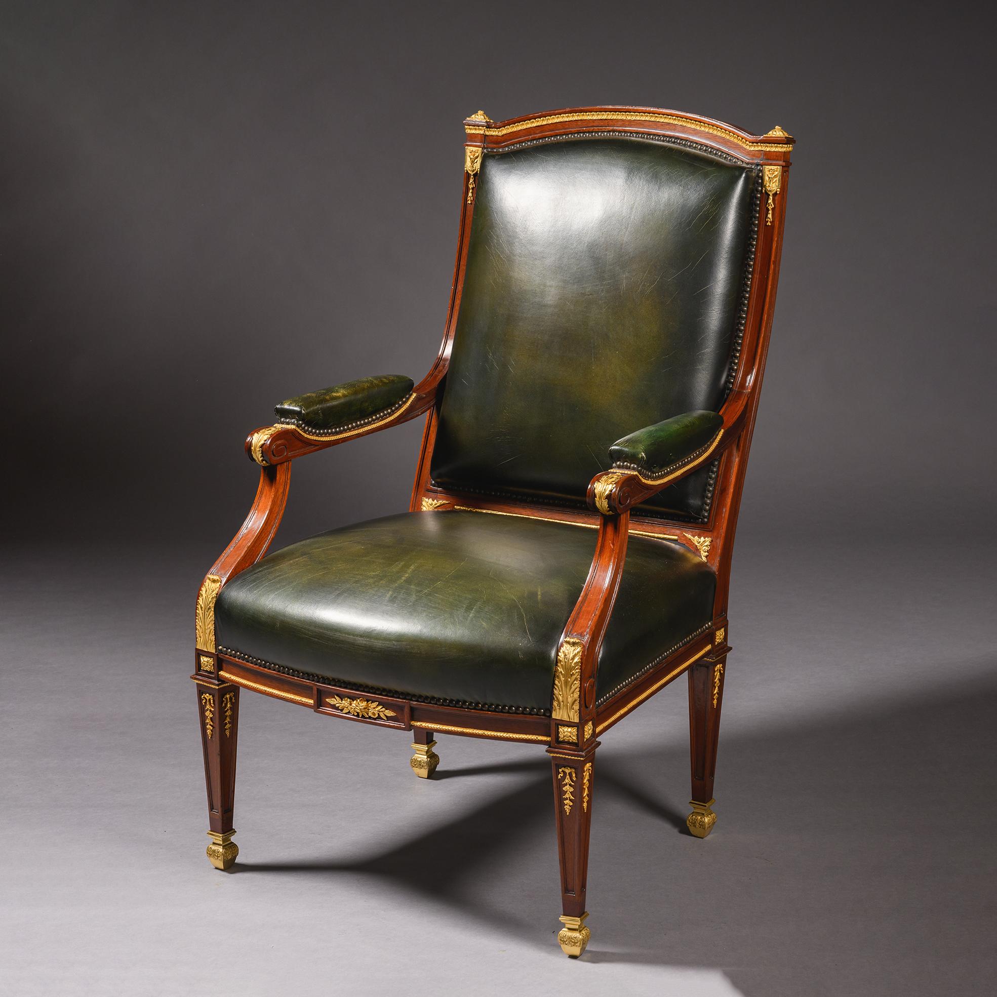 Großer vergoldeter und bronzefarbener Mahagoni-Sessel mit Lederpolsterung im Louis XVI-Stil, auch Fauteuil de Bureau genannt.

Der kanalisierte Rahmen und die offenen Arme sind mit Rahmen und Patera aus vergoldeter Bronze mit steifen Blättern