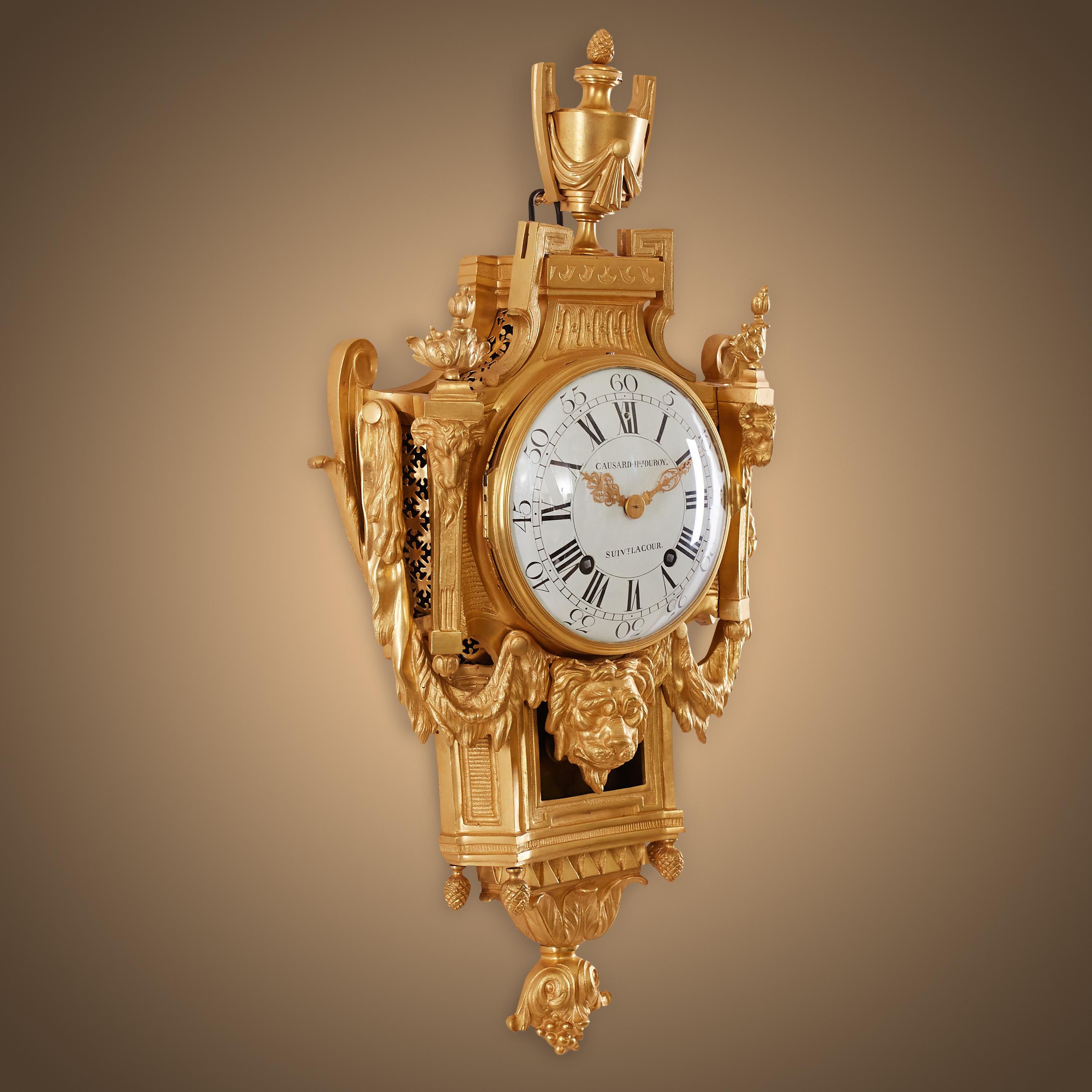 Doré Horloge murale à masque de lion de style Louis XVI en vente