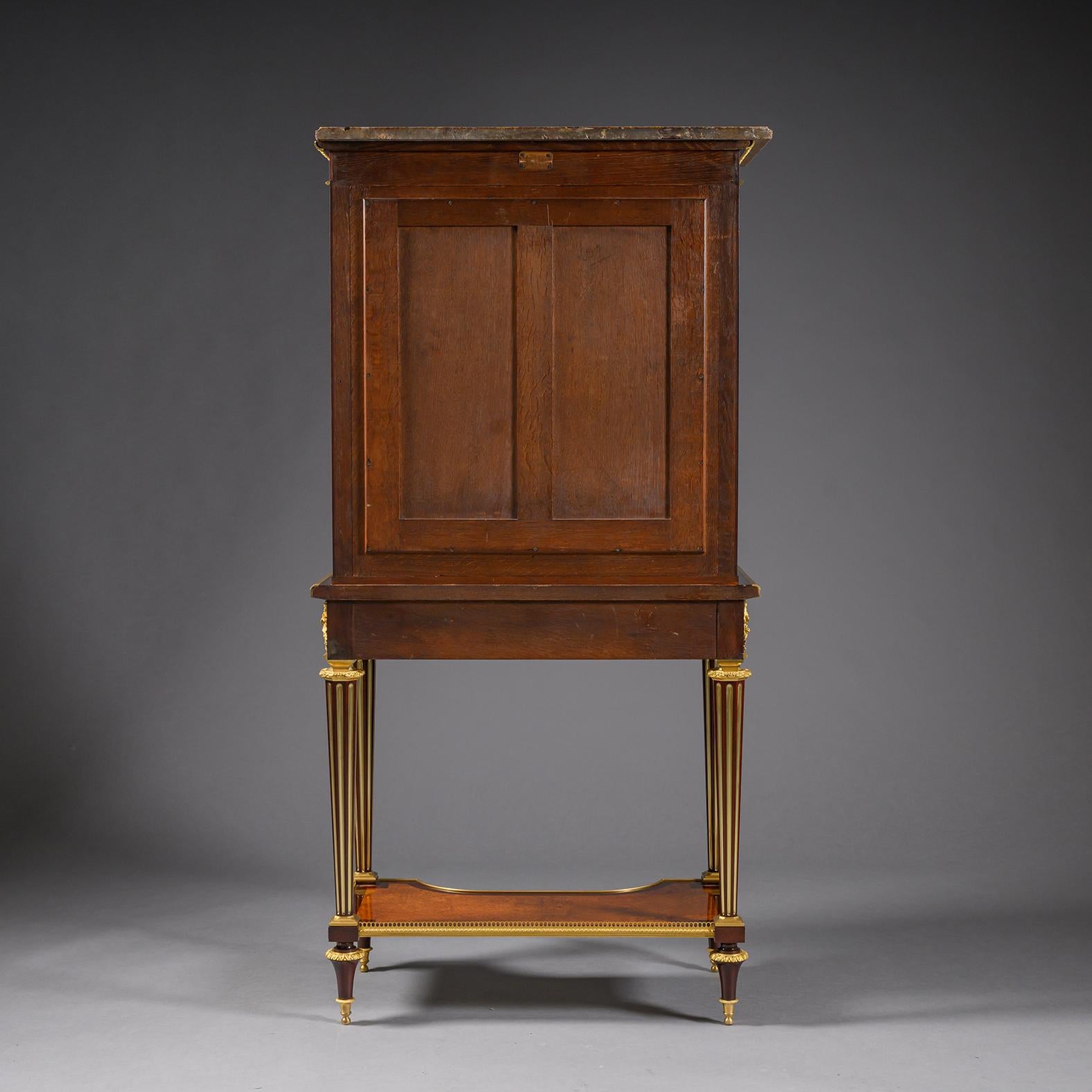 A Louis XVI Style Mahogany and Amboyna Vitrine Cabinet en venta 3