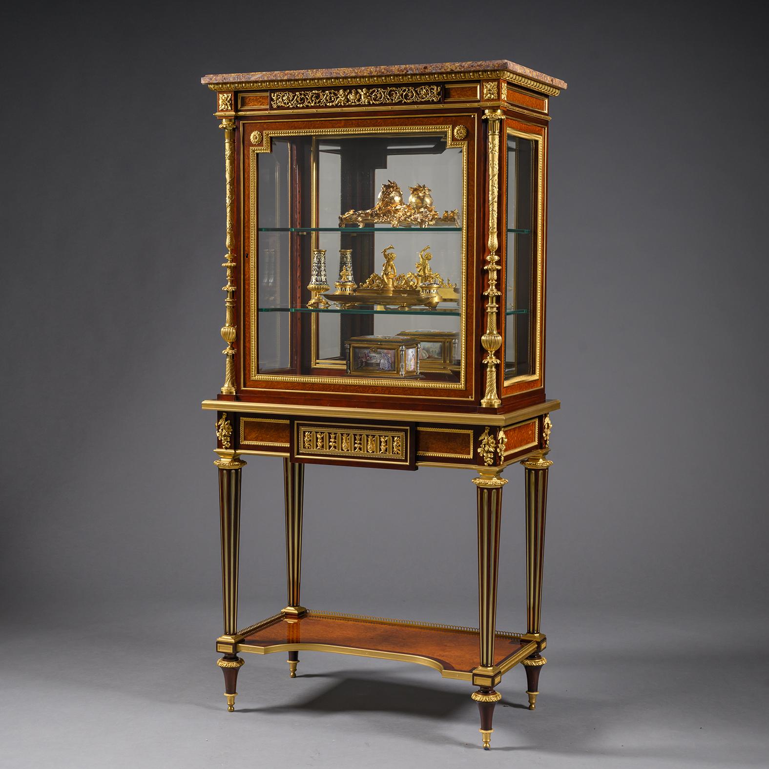 A Louis XVI Style Mahogany and Amboyna Vitrine Cabinet Luis XVI en venta