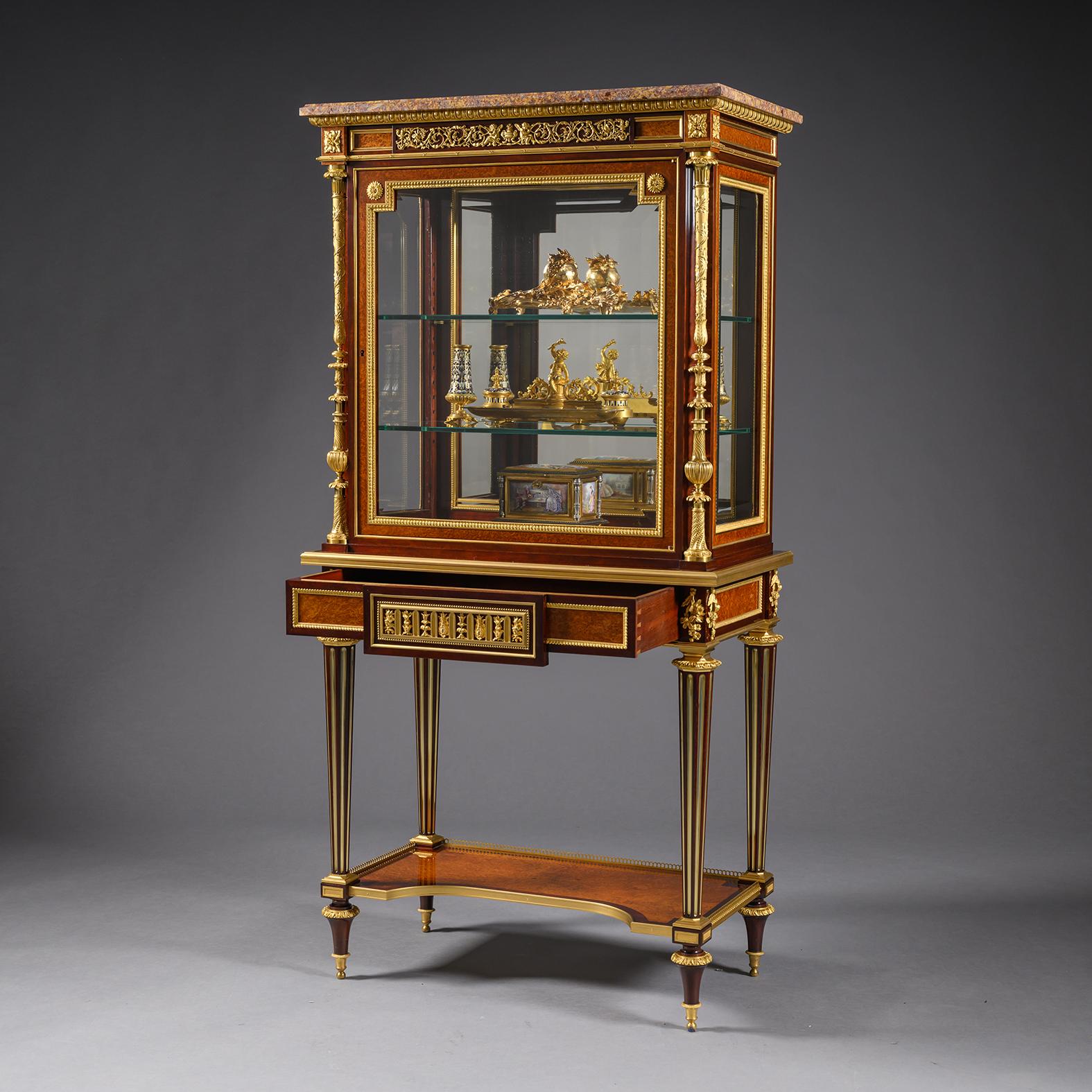 A Louis XVI Style Mahogany and Amboyna Vitrine Cabinet Francés en venta