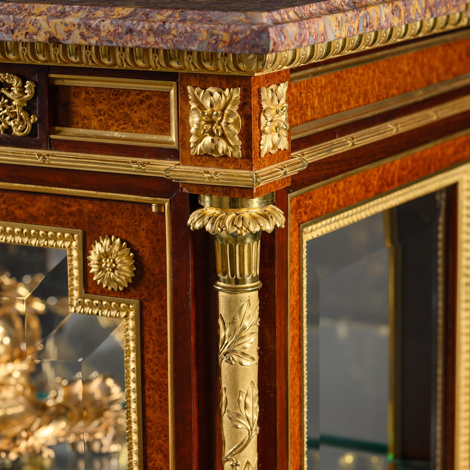 A Louis XVI Style Mahogany and Amboyna Vitrine Cabinet en Bueno estado para la venta en Brighton, West Sussex