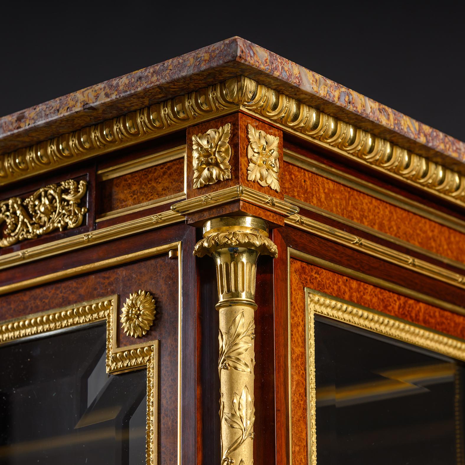 A Louis XVI Style Mahogany and Amboyna Vitrine Cabinet siglo XIX en venta