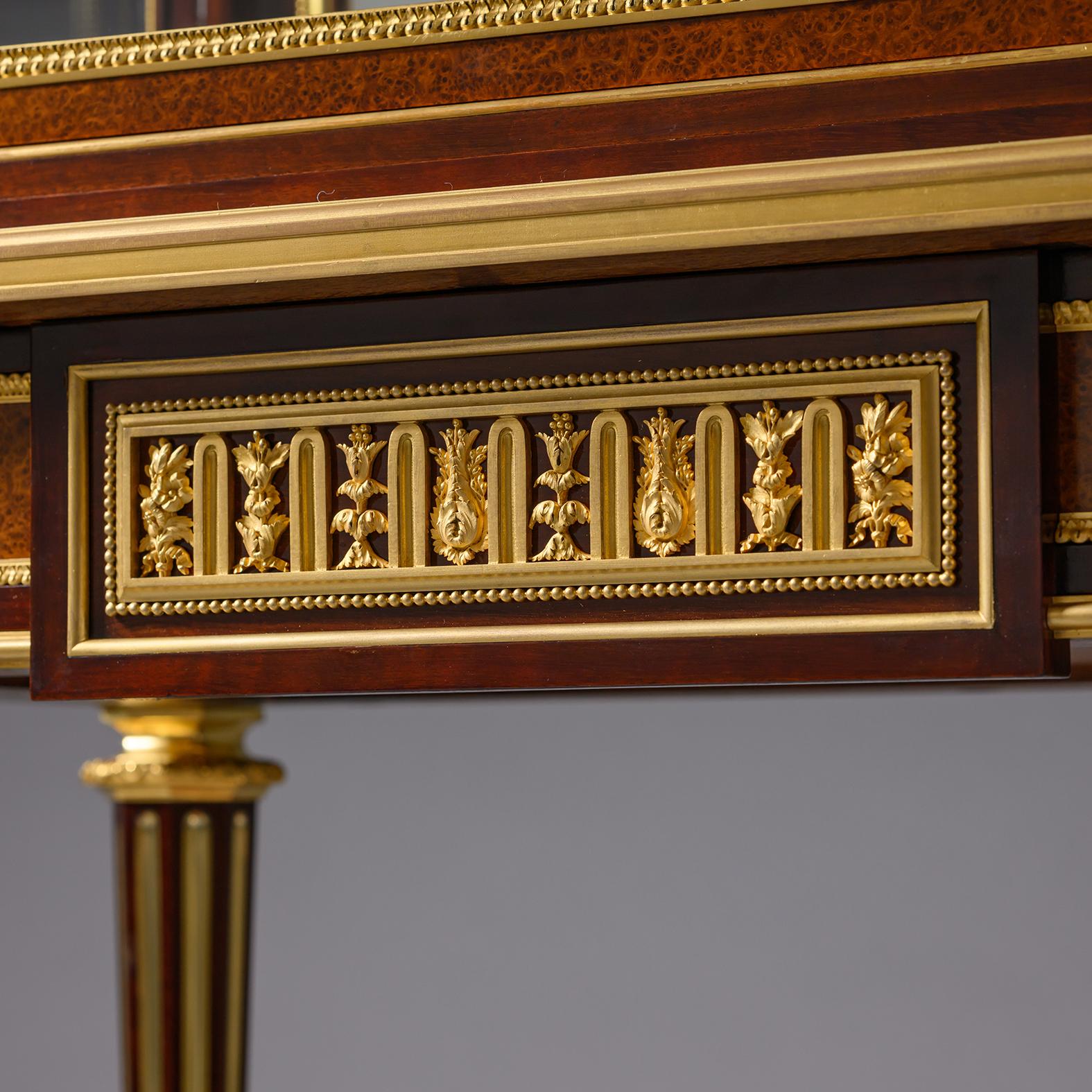 A Louis XVI Style Mahogany and Amboyna Vitrine Cabinet Vidrio en venta
