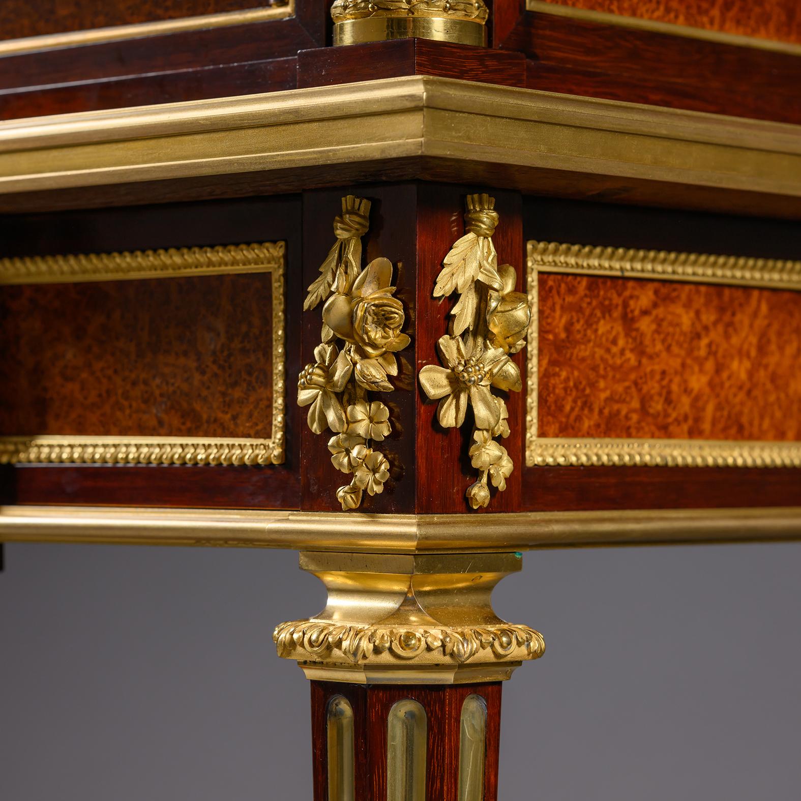 A Louis XVI Style Mahogany and Amboyna Vitrine Cabinet en venta 1