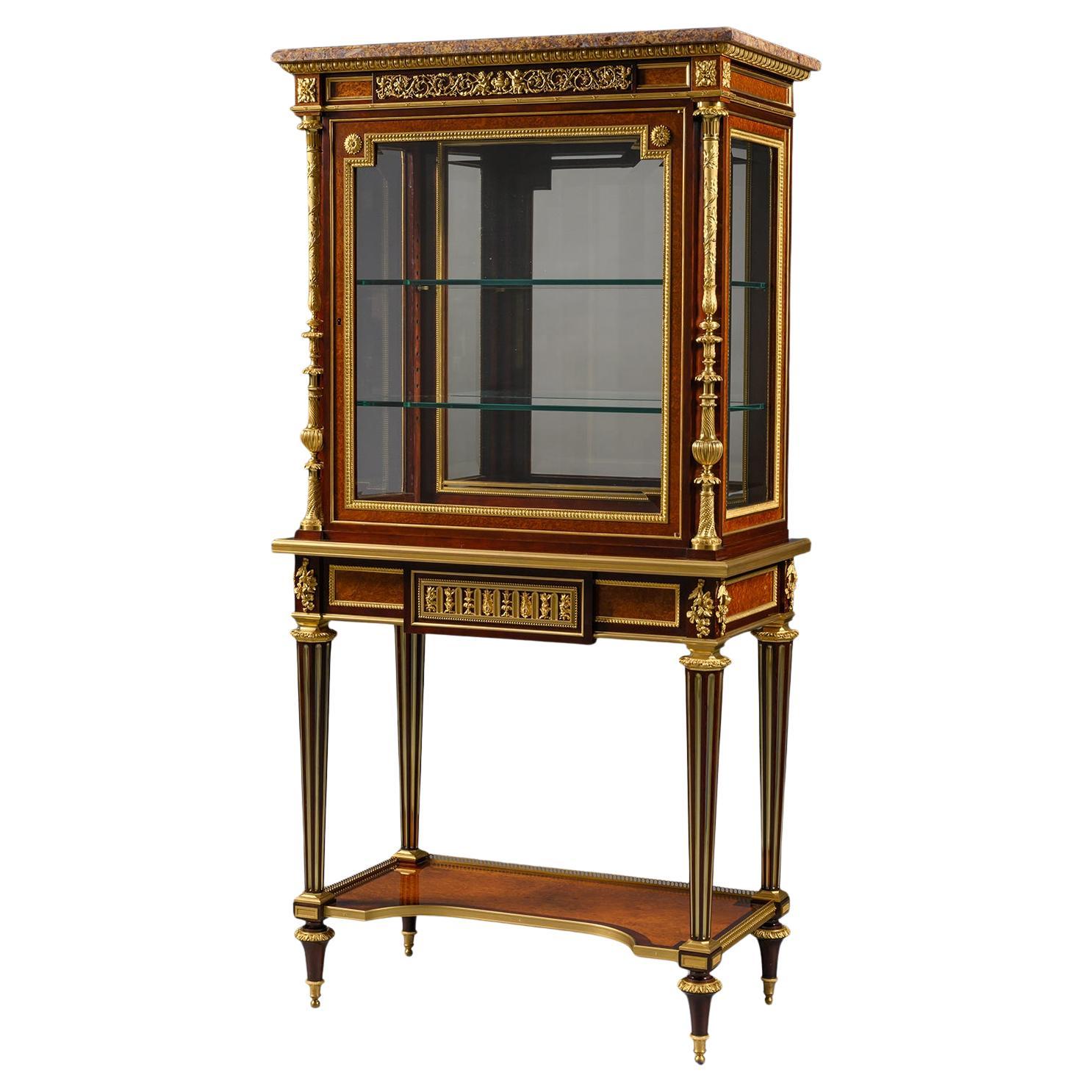 A Louis XVI Style Mahogany and Amboyna Vitrine Cabinet en venta