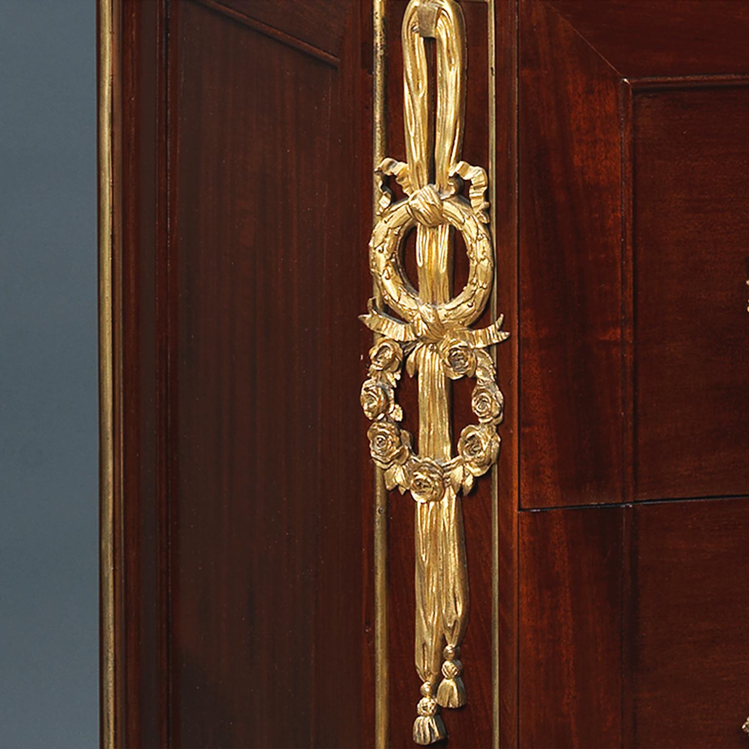A Louis XVI Style Mahogany Commode Luis XVI en venta