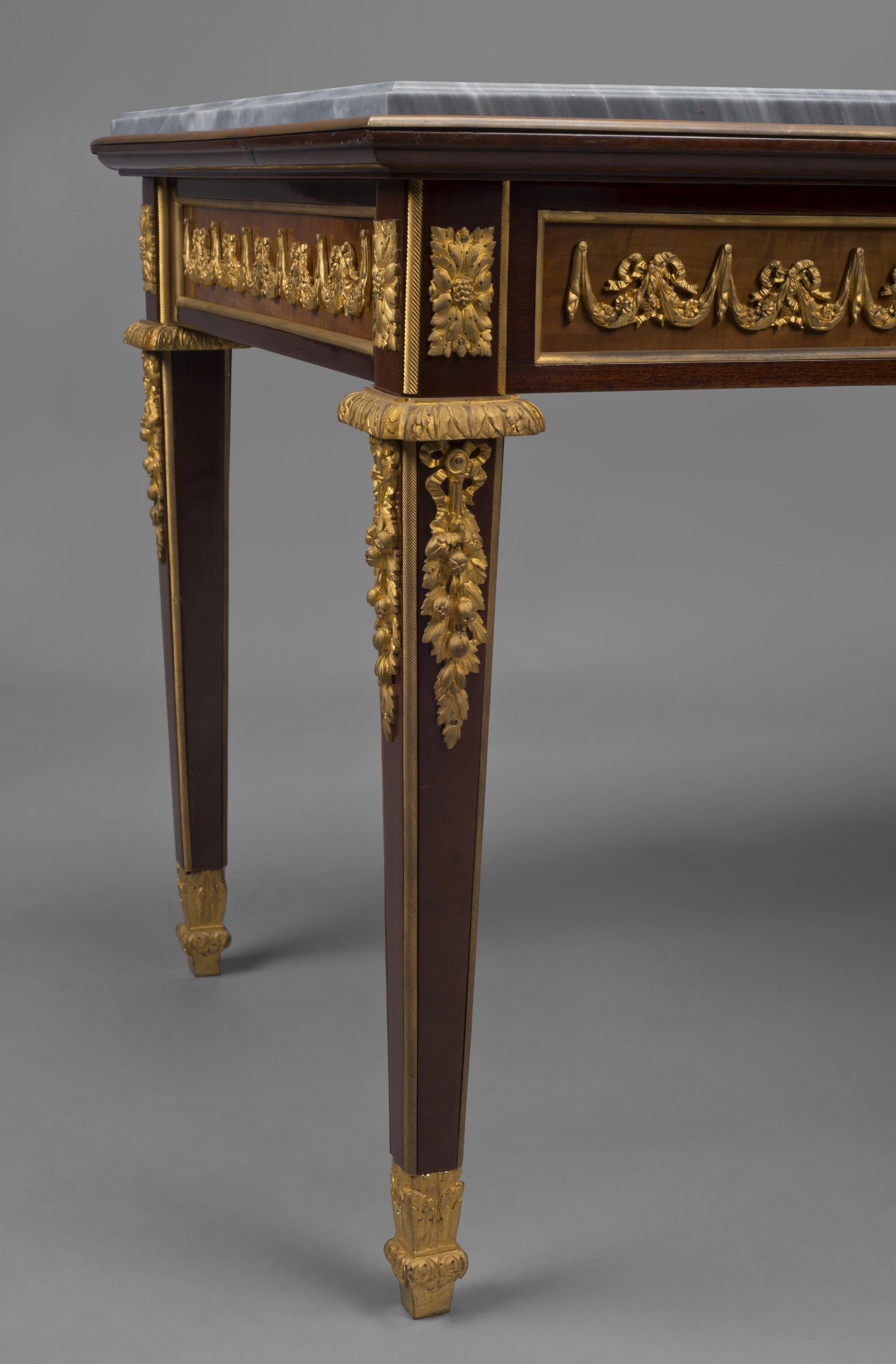 Niedriger Mahagoni-Tisch im Louis-XVI-Stil mit grauer Marmorplatte, um 1890 (Louis XVI.) im Angebot
