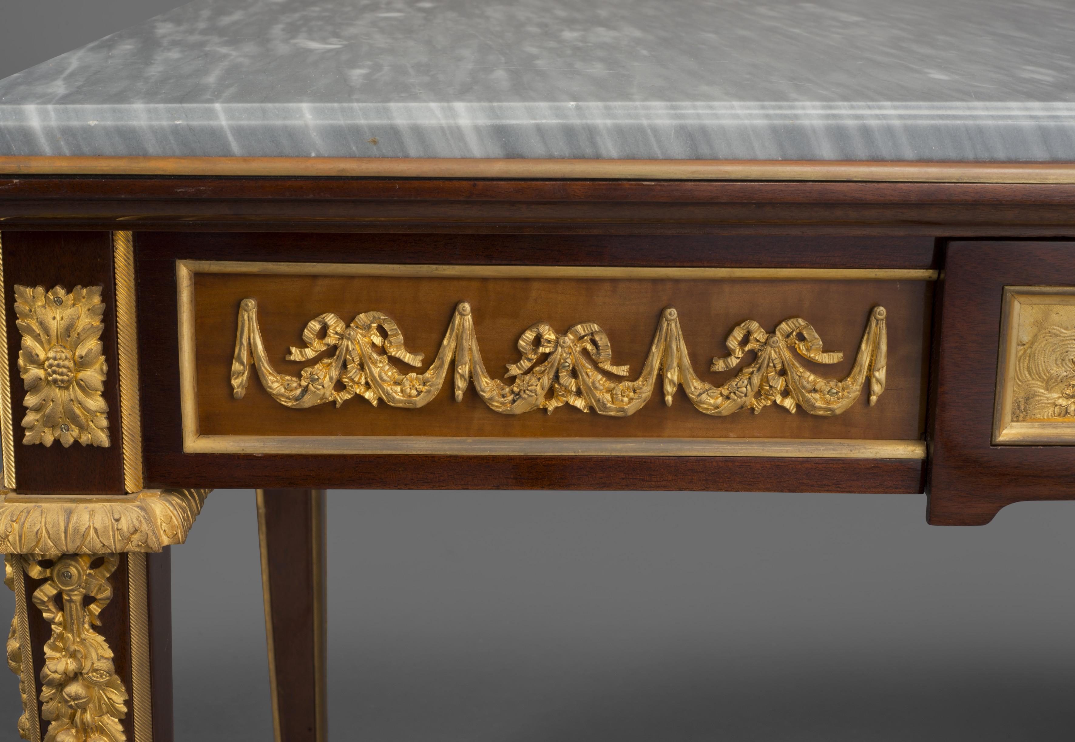 Niedriger Mahagoni-Tisch im Louis-XVI-Stil mit grauer Marmorplatte, um 1890 (Französisch) im Angebot
