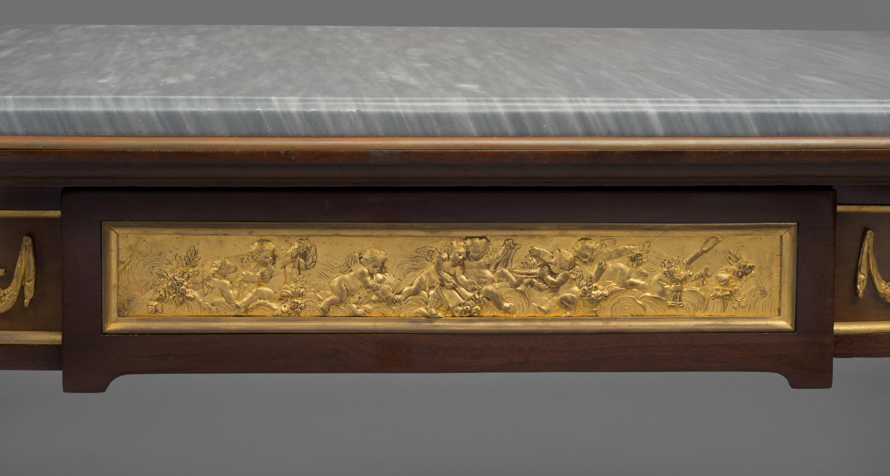 Niedriger Mahagoni-Tisch im Louis-XVI-Stil mit grauer Marmorplatte, um 1890 (Vergoldet) im Angebot