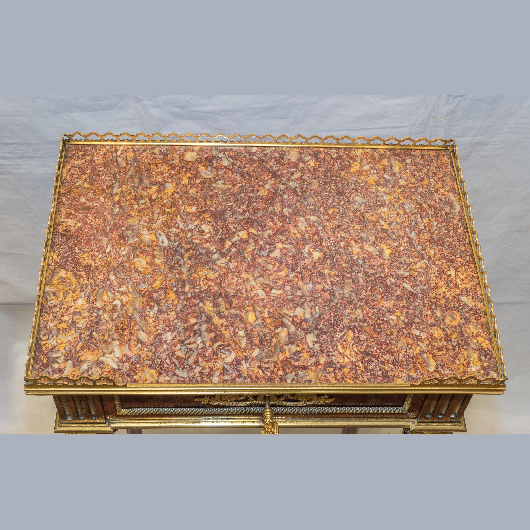 Mahagoni-Beistelltisch im Louis-XVI-Stil von Zwiener (Vergoldet) im Angebot