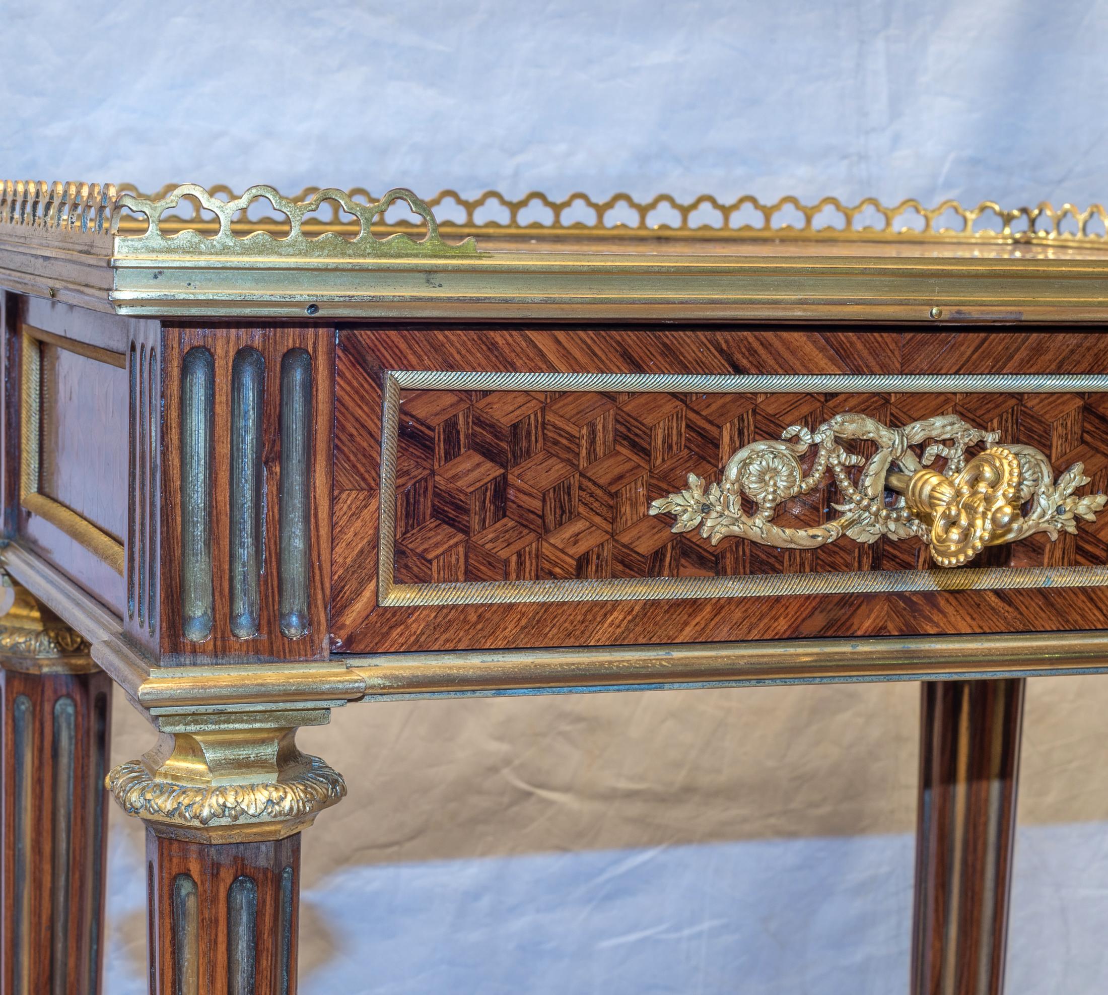 Table d'appoint en acajou de style Louis XVI par Zwiener en vente 1